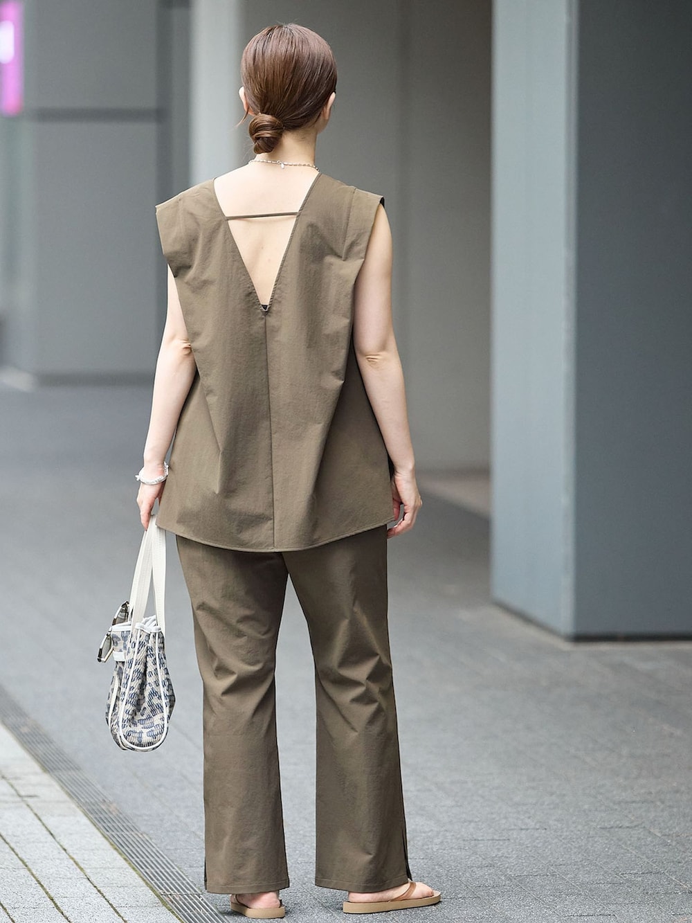 グリーン系のその他パンツ、グリーン系のTシャツ/カットソー、ベージュ系のサンダルを着用したレディースの夏コーディネートの3枚目の写真
