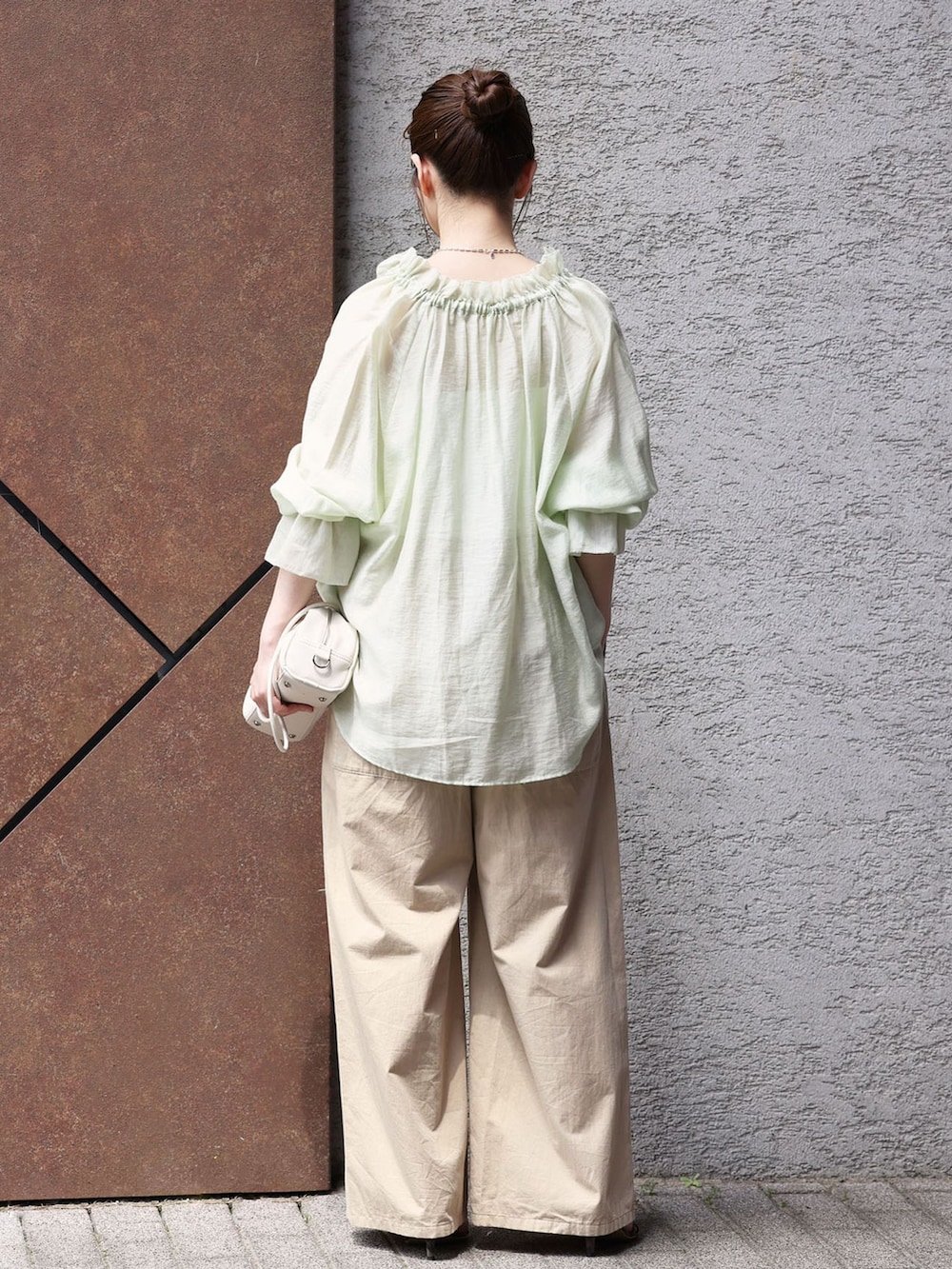 ベージュ系のその他パンツ、グリーン系のシャツ/ブラウス、ホワイト系のショルダーバッグを着用したレディースの春コーディネートの3枚目の写真