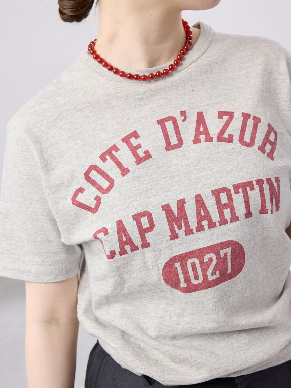 ブラック系のスラックス、グレー系のTシャツ/カットソー、ブラック系のサンダルを着用したレディースの春コーディネートの5枚目の写真