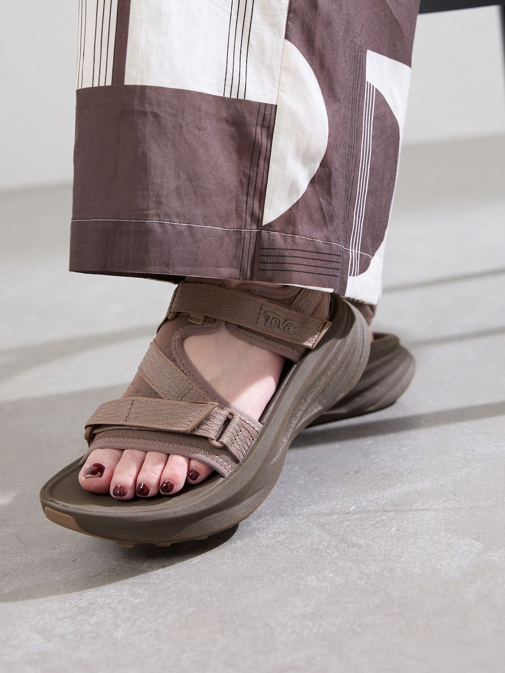 ブラウン系のその他パンツ、ブラウン系のニット/セーター、ブラウン系のサンダルを着用したレディースの春コーディネートの4枚目の写真