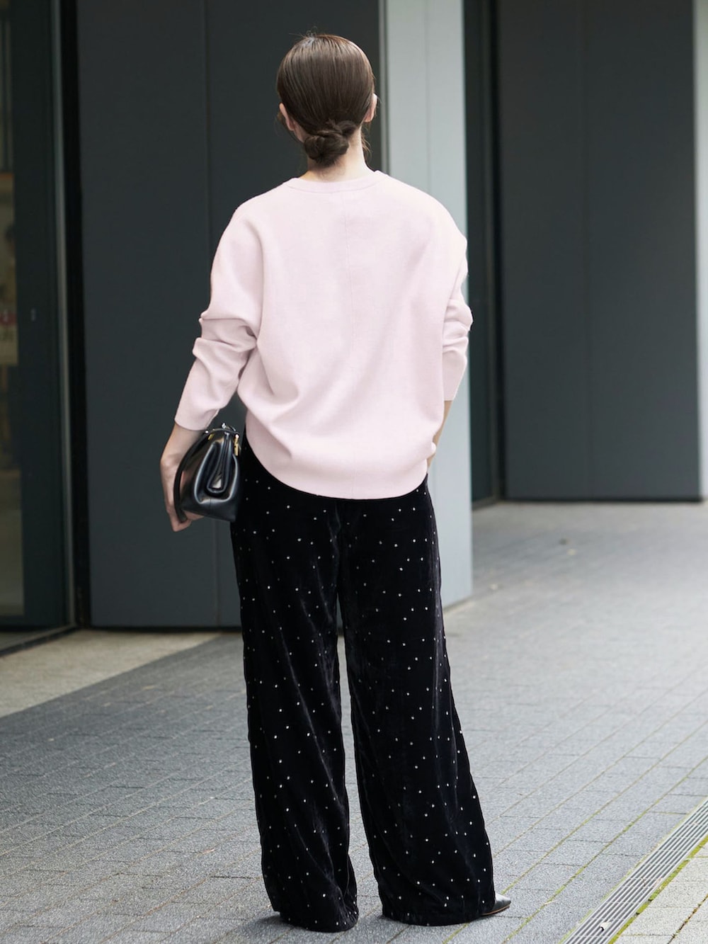 ブラック系のその他パンツ、ピンク系のニット/セーター、ブラック系のハンドバッグを着用したレディースの秋コーディネートの3枚目の写真