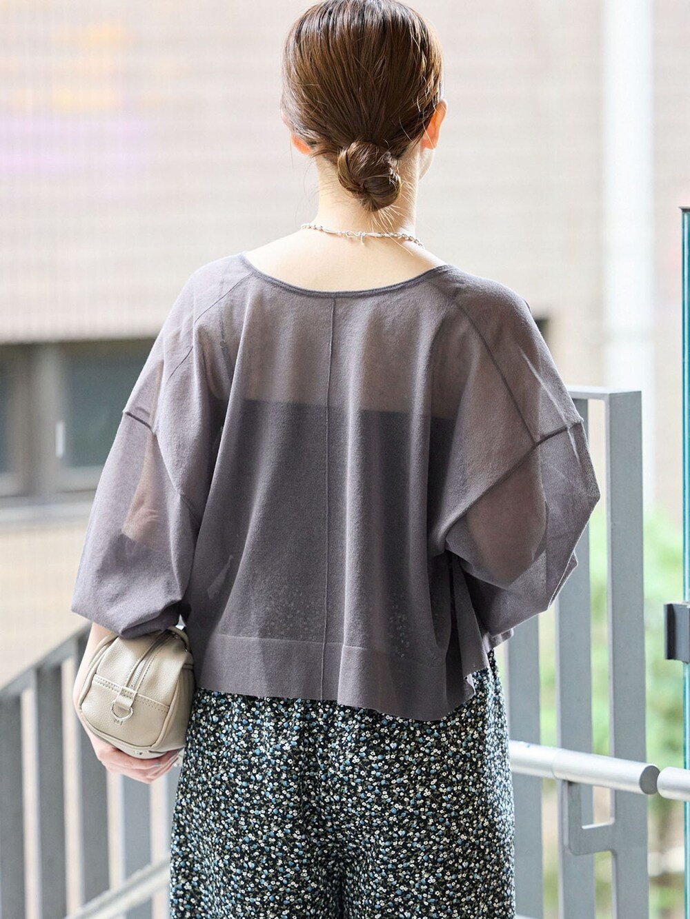 ブラック系のその他パンツ、グレー系のカーディガン/ボレロ、イエロー系のショルダーバッグを着用したレディースの夏コーディネートの5枚目の写真