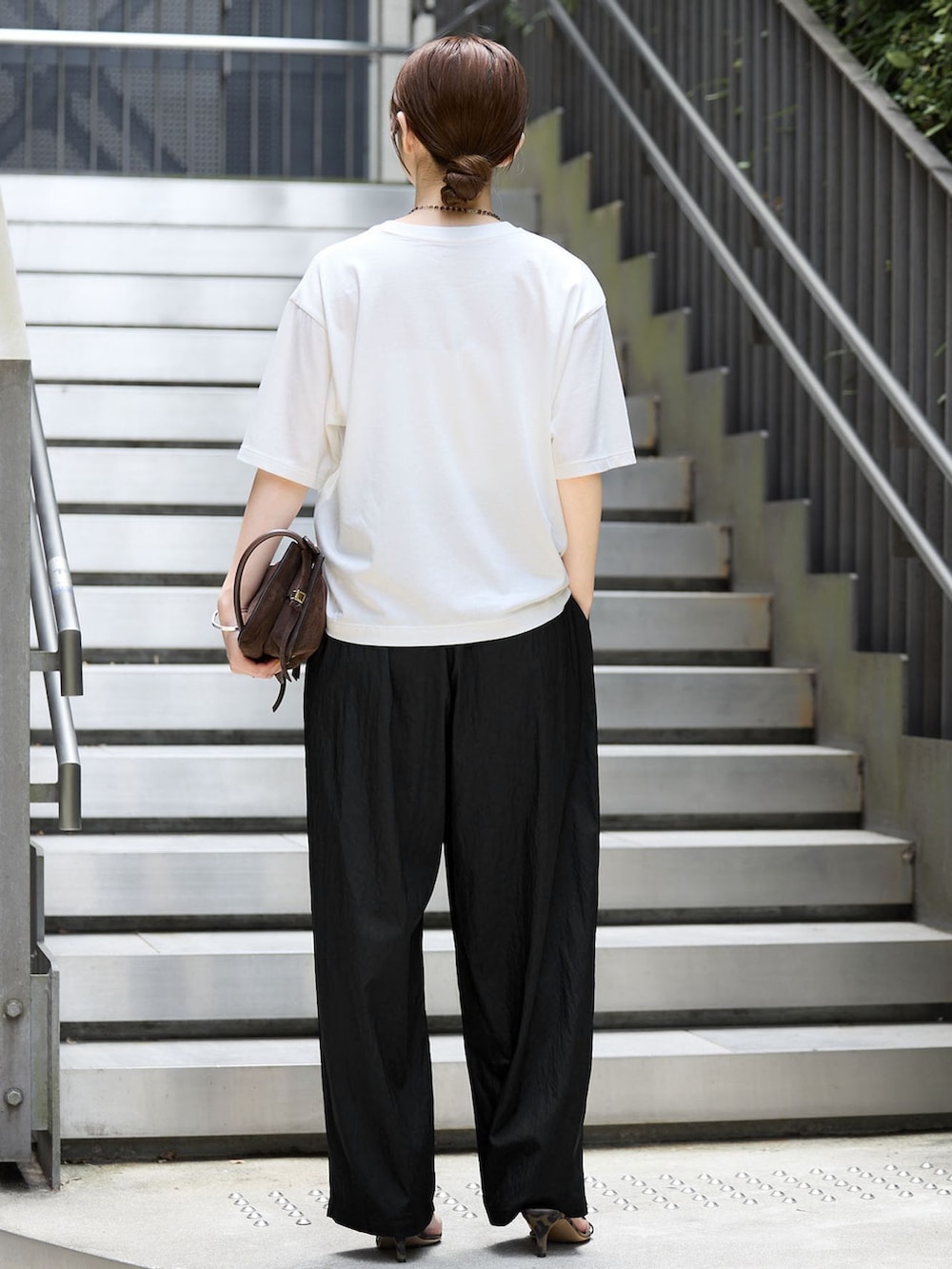 ブラック系のその他パンツ、イエロー系のTシャツ/カットソーを着用したレディースの秋コーディネートの3枚目の写真
