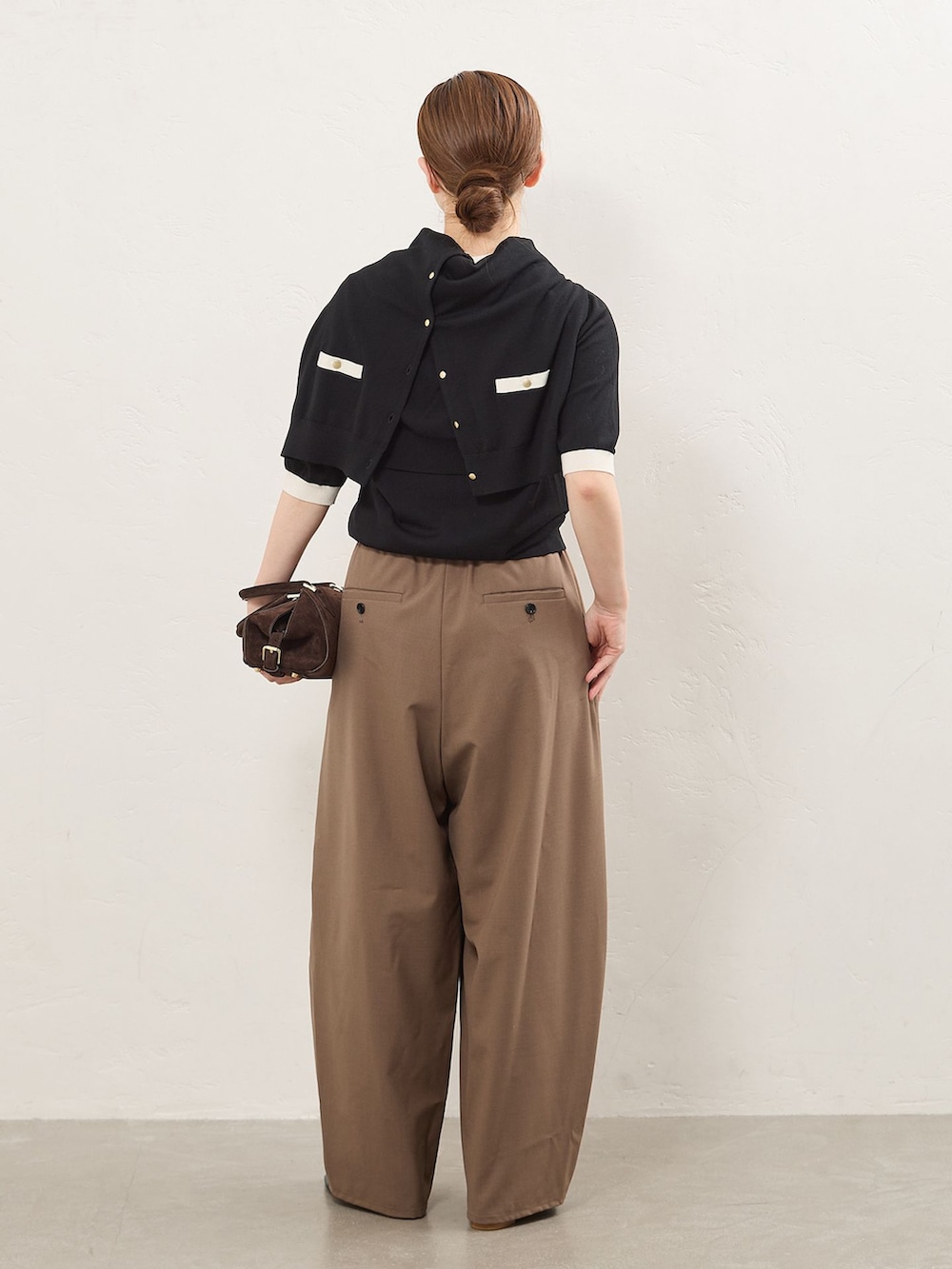 ブラウン系のその他パンツ、ブラック系のカーディガン/ボレロ、ブラック系のニット/セーターを着用したレディースの秋コーディネートの3枚目の写真
