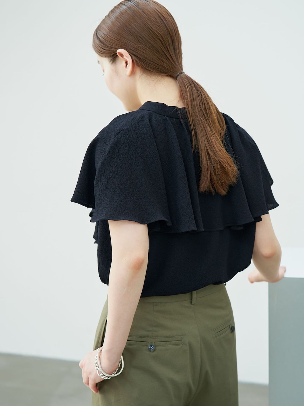 グリーン系のチノパンツ、ブルー系のシャツ/ブラウスを着用したレディースの夏コーディネートの5枚目の写真