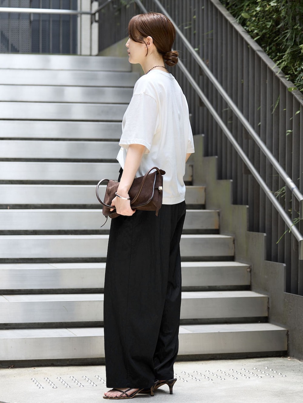 ブラック系のその他パンツ、イエロー系のTシャツ/カットソーを着用したレディースの秋コーディネートの2枚目の写真