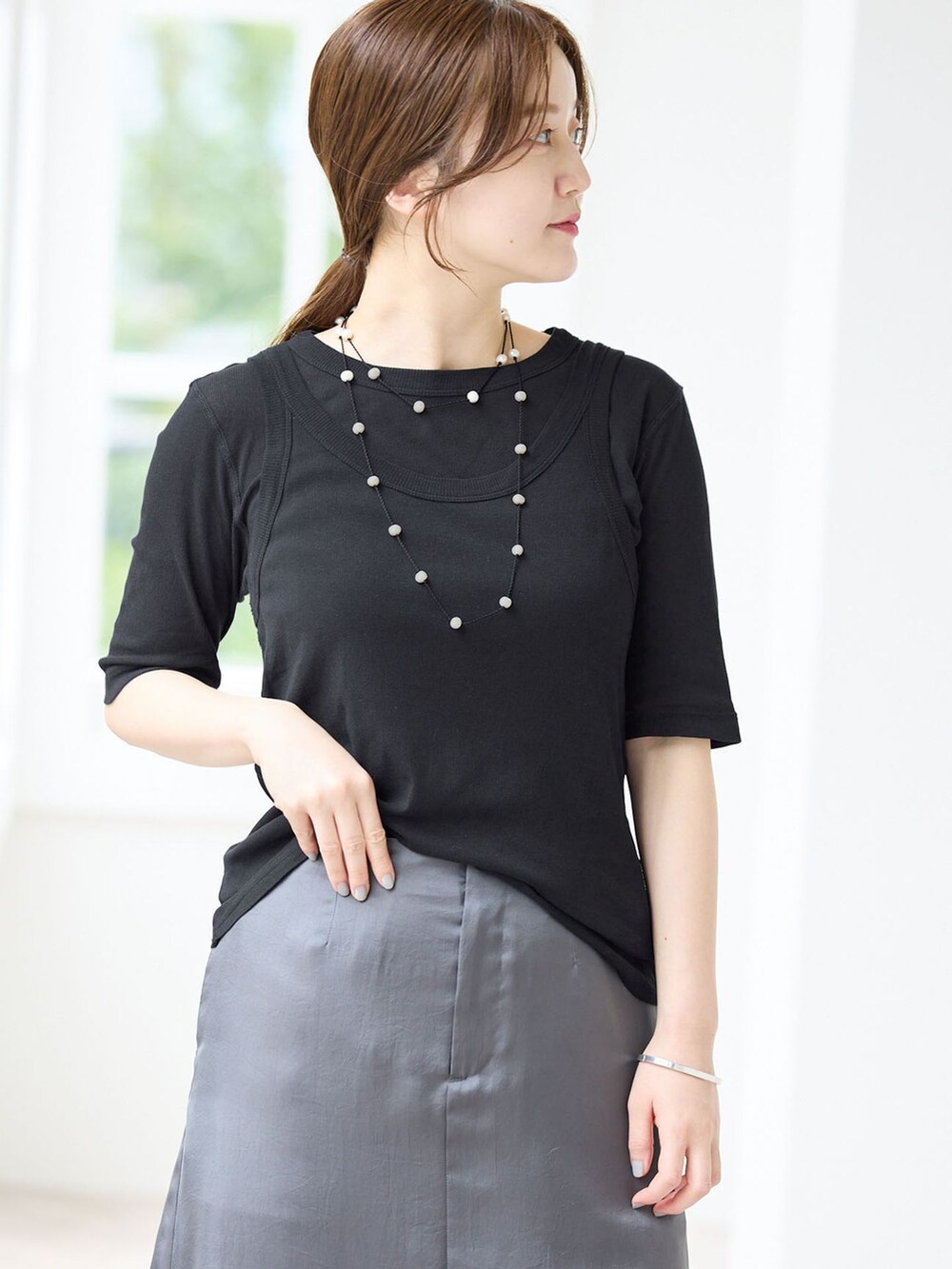 グレー系のその他パンツ、ブラック系のTシャツ/カットソー、シルバー系のサンダルを着用したレディースの夏コーディネートの4枚目の写真