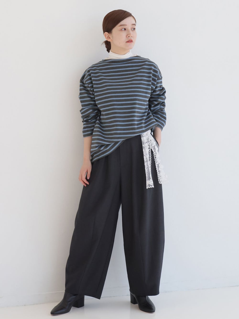 グレー系のその他パンツ、ブラック系のブーツを着用したレディースの秋コーディネートの2枚目の写真