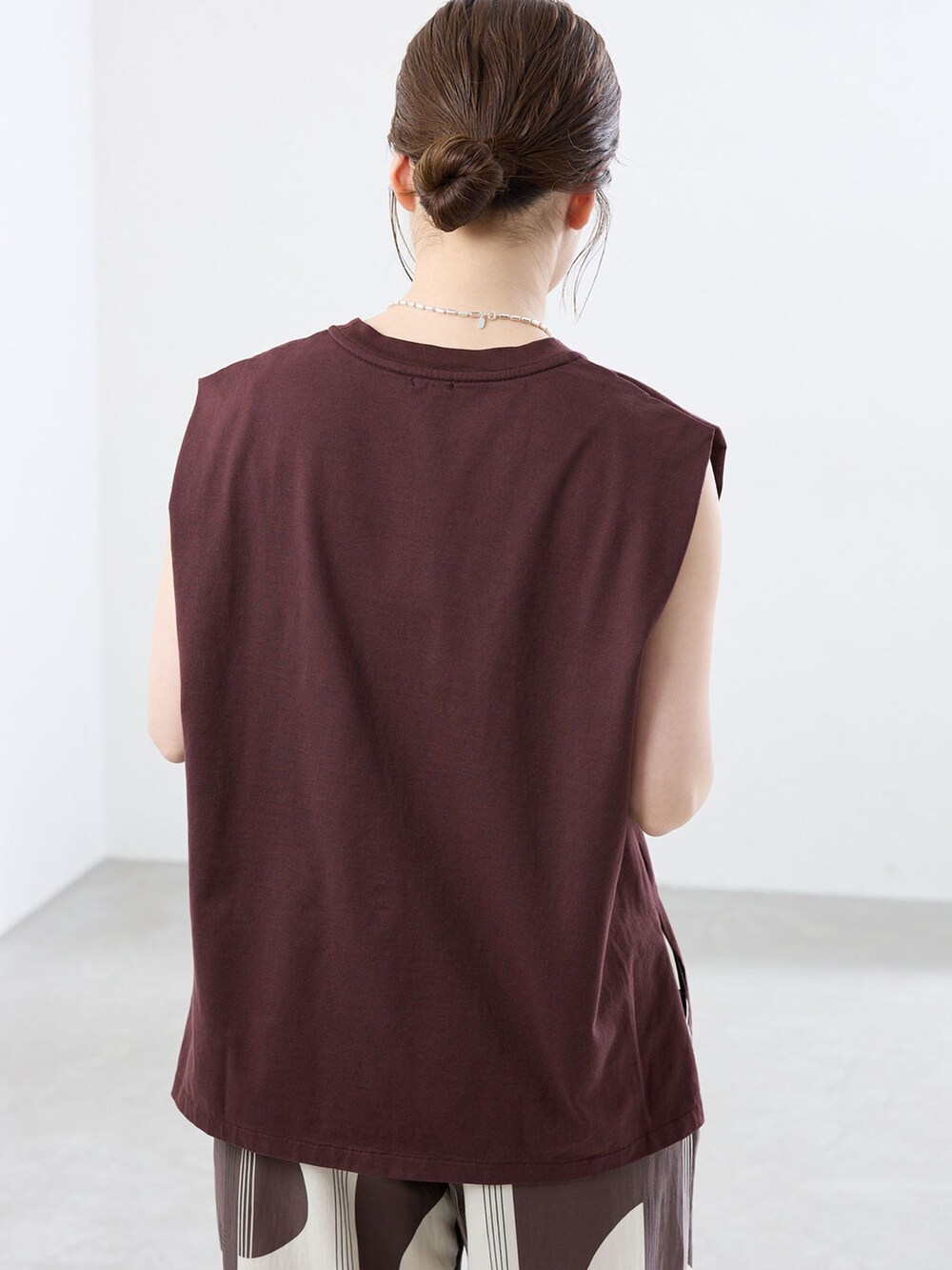ブラウン系のその他パンツ、ブラウン系のTシャツ/カットソー、ブラウン系のサンダルを着用したレディースの春コーディネートの4枚目の写真
