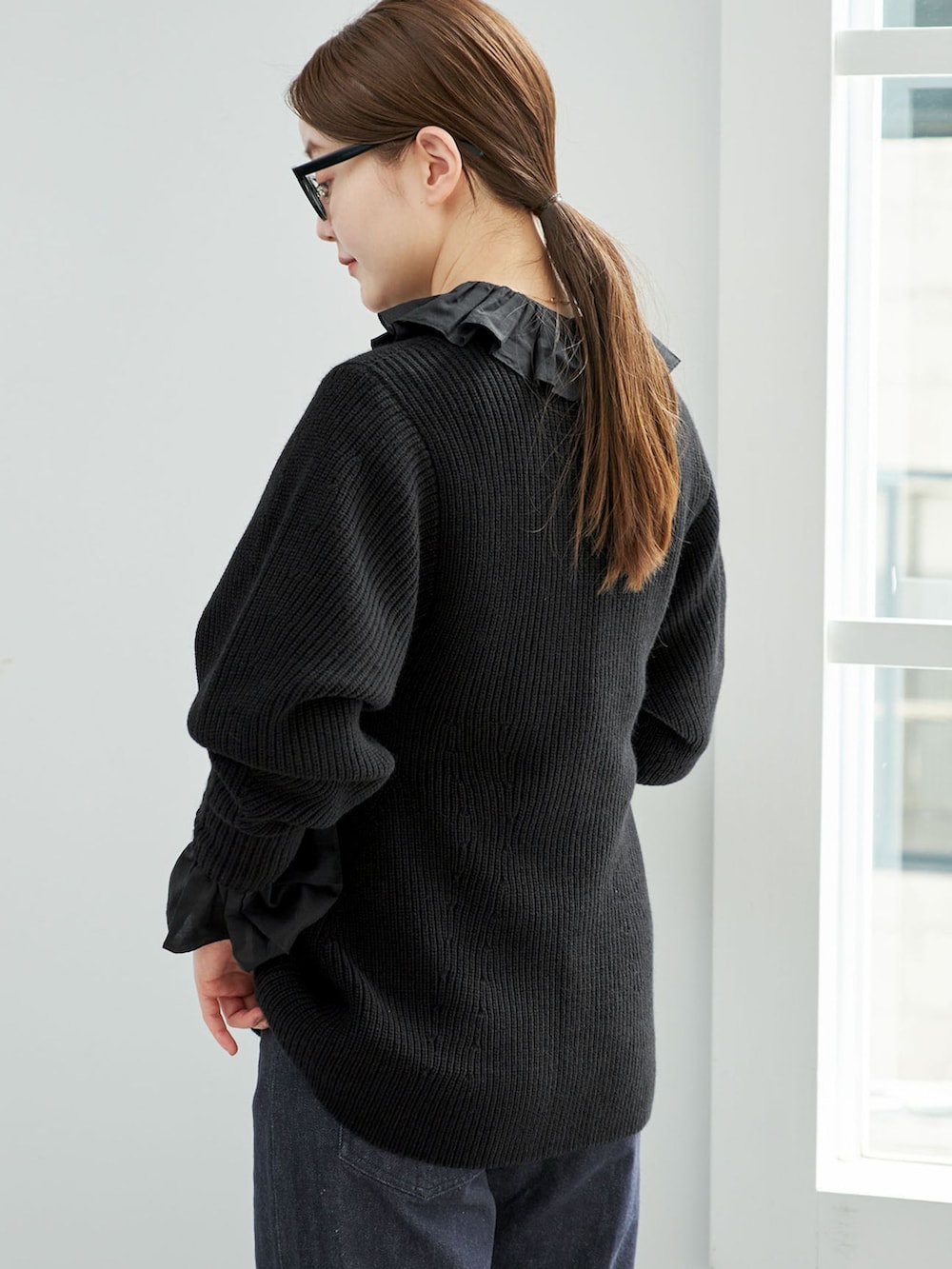 ブラック系のその他パンツ、ブラック系のシャツ/ブラウス、ブラック系のニット/セーターを着用したレディースの秋コーディネートの5枚目の写真