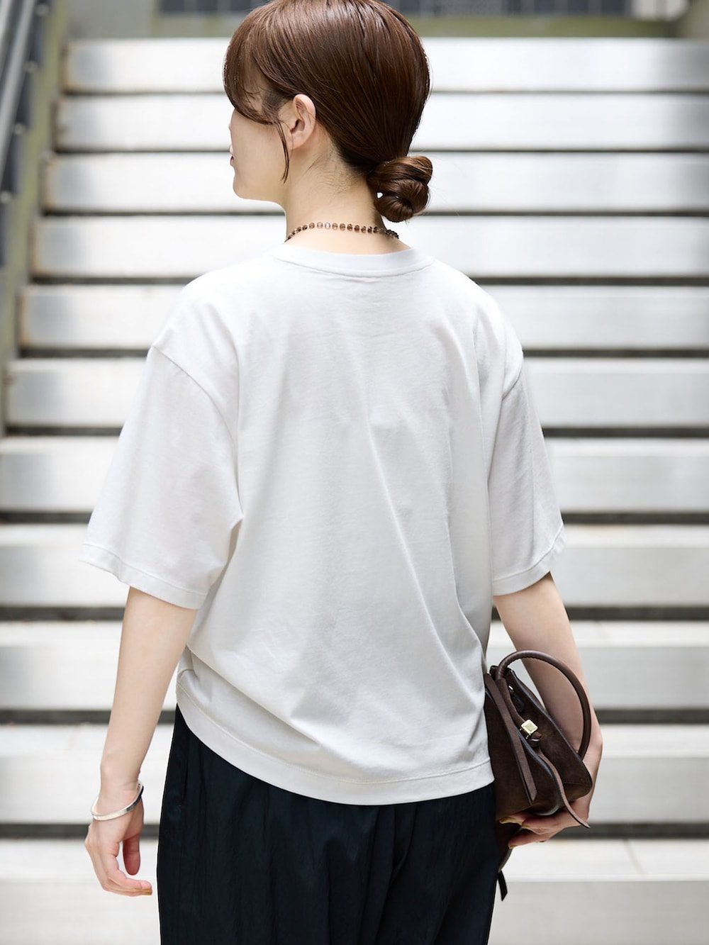ブラック系のその他パンツ、イエロー系のTシャツ/カットソーを着用したレディースの秋コーディネートの6枚目の写真
