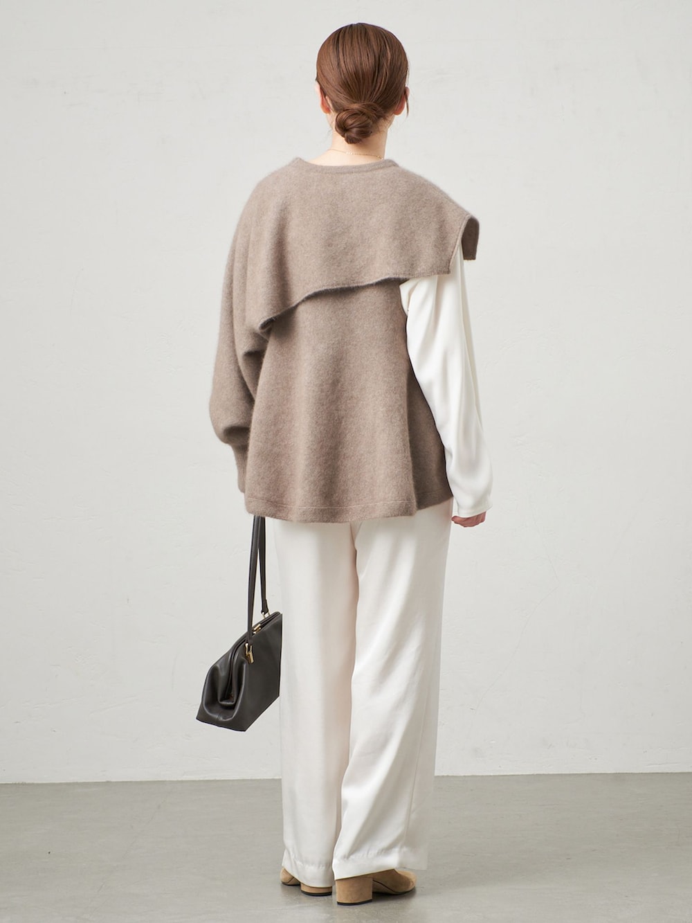 ホワイト系のその他パンツ、ブラウン系のニット/セーター、ブラウン系のニット/セーターを着用したレディースの秋コーディネートの3枚目の写真