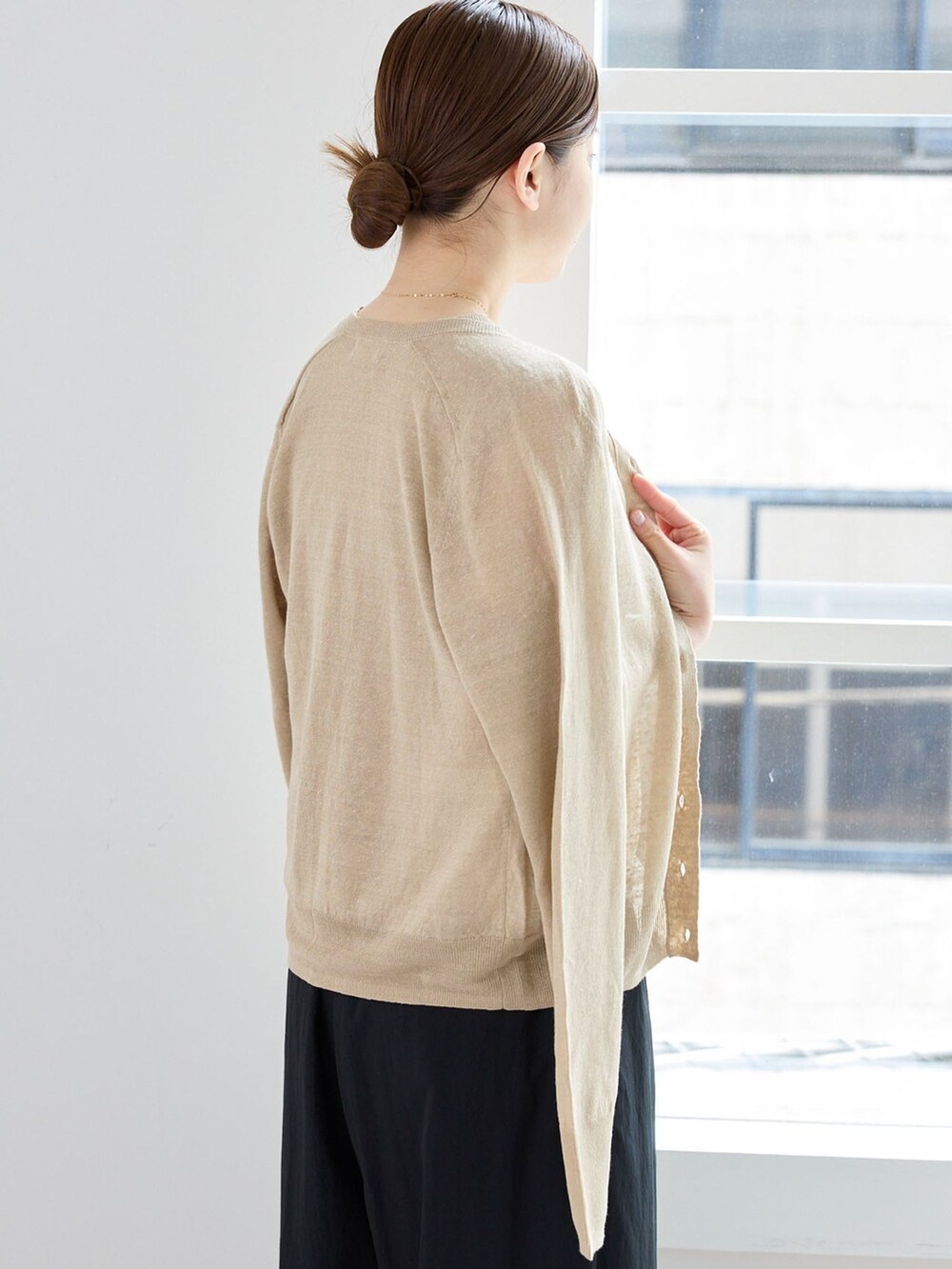 ブラック系のその他パンツ、ベージュ系のカーディガン/ボレロ、ベージュ系のニット/セーターを着用したレディースの夏コーディネートの5枚目の写真