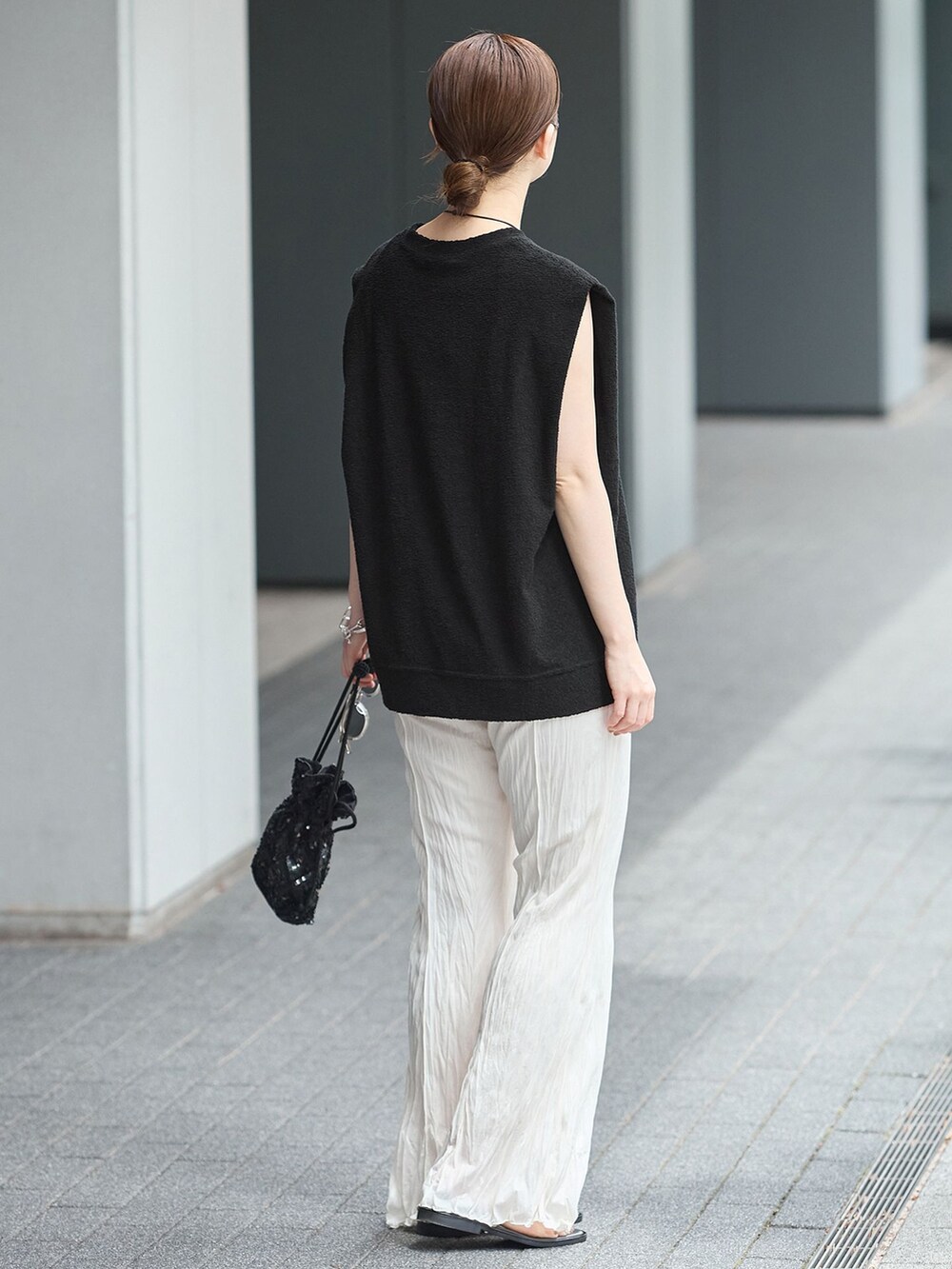 ブラック系のTシャツ/カットソーを着用したレディースの夏コーディネートの2枚目の写真