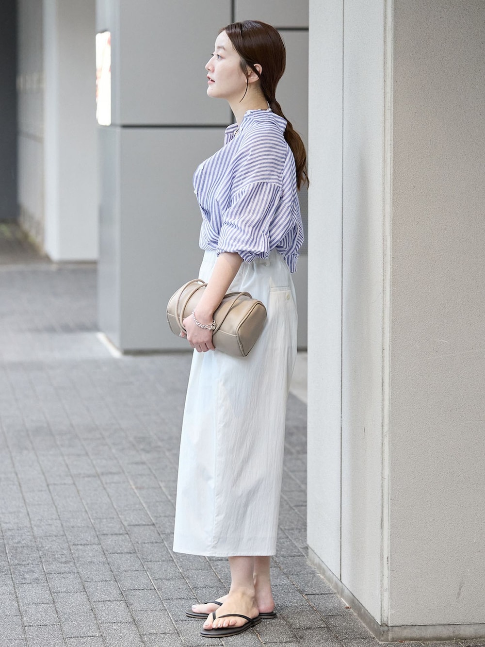 ホワイト系のその他パンツ、ブルー系のシャツ/ブラウス、ブラック系のサンダルを着用したレディースの夏コーディネートの2枚目の写真
