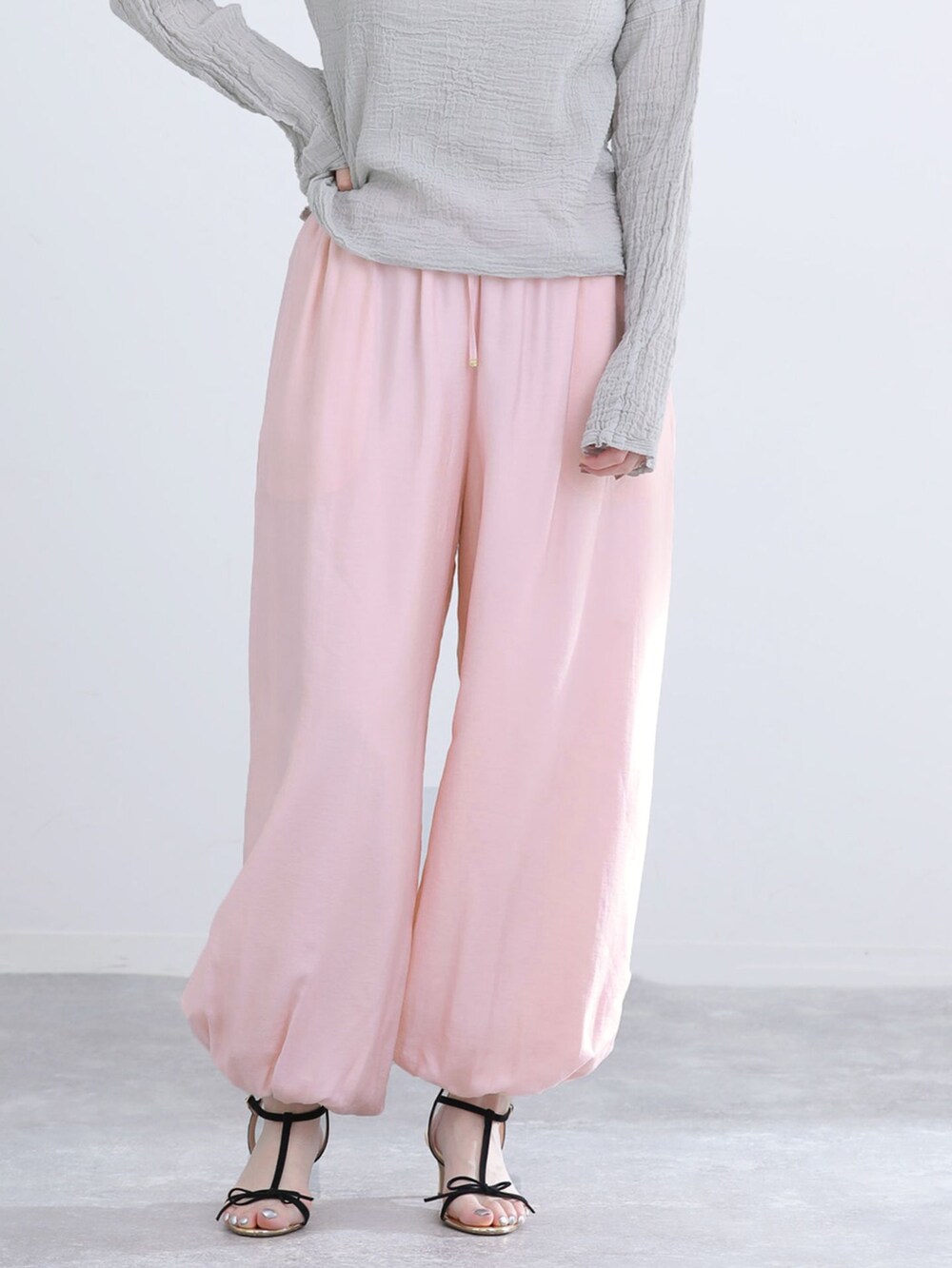 ピンク系のその他パンツ、グレー系のシャツ/ブラウス、ブラック系のサンダルを着用したレディースの春コーディネートの6枚目の写真
