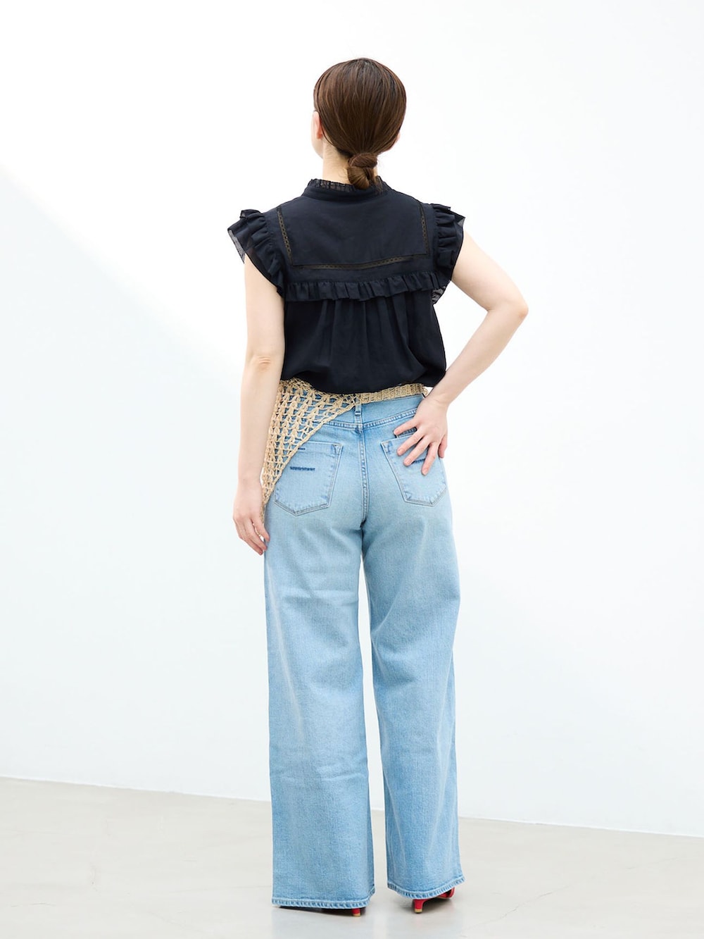 ブルー系のデニムパンツ、レッド系のパンプス、ホワイト系のバンダナ/スカーフを着用したレディースの春コーディネートの3枚目の写真