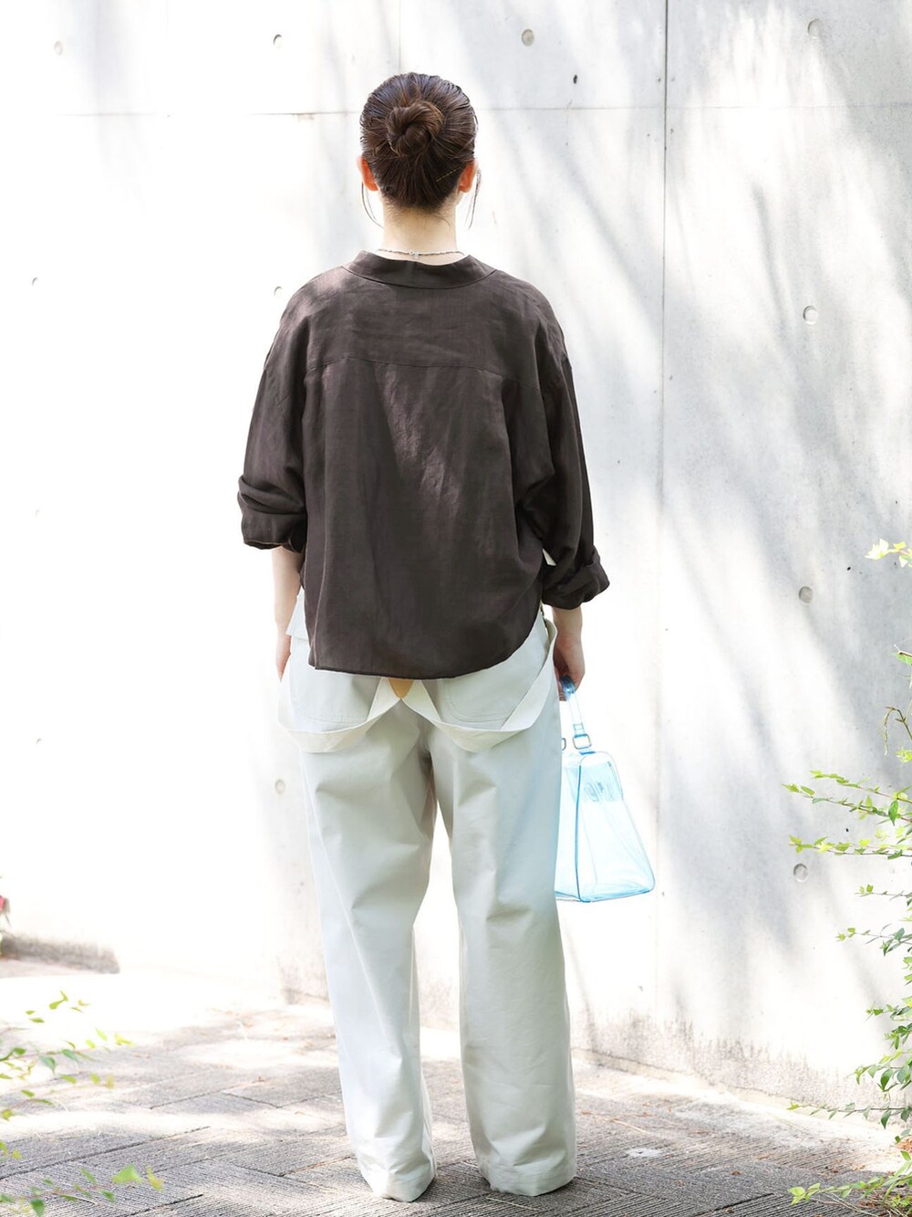 ホワイト系のその他パンツ、ブラウン系のシャツ/ブラウスを着用したレディースの春コーディネートの3枚目の写真
