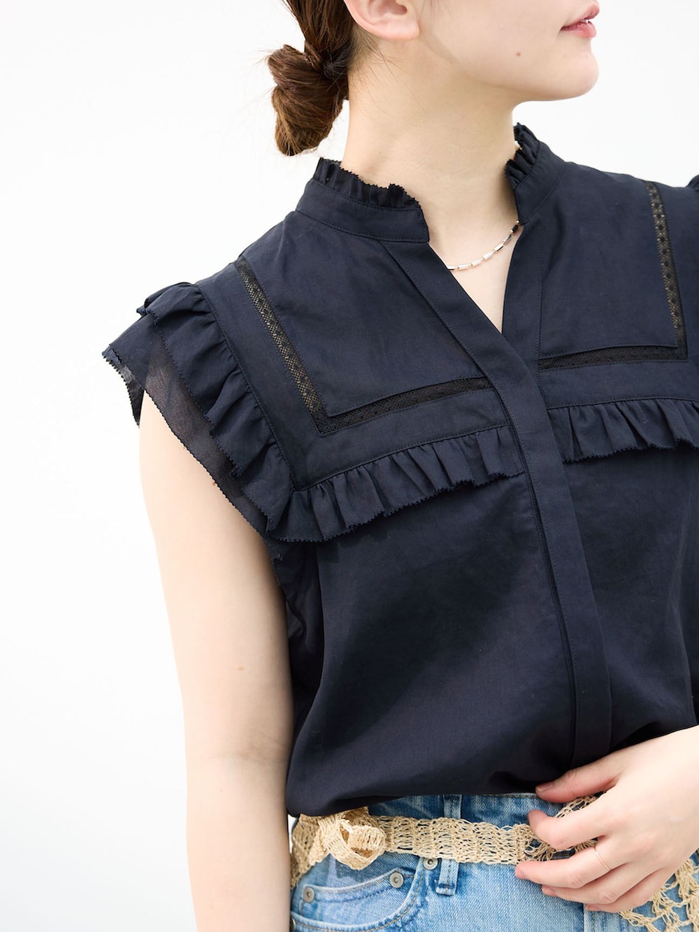 ブルー系のデニムパンツ、レッド系のパンプス、ホワイト系のバンダナ/スカーフを着用したレディースの春コーディネートの4枚目の写真