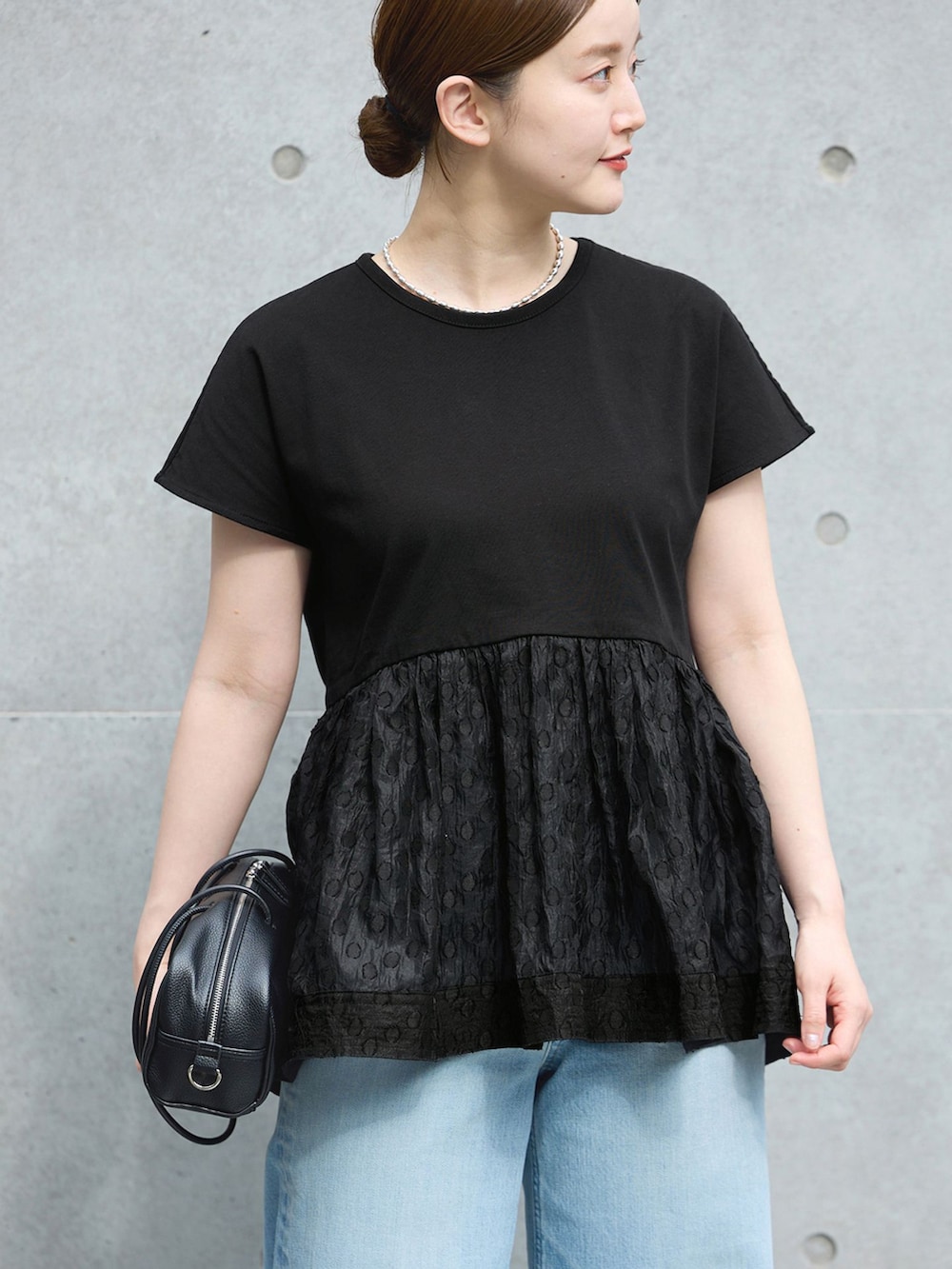 ブラック系のTシャツ/カットソーを着用したレディースの春コーディネートの4枚目の写真