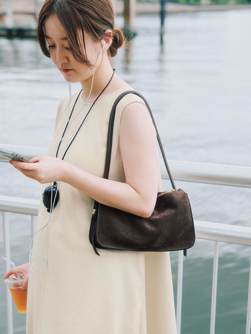 ホワイト系のワンピース、ブラウン系のサンダルを着用したレディースの夏コーディネートの3枚目の写真