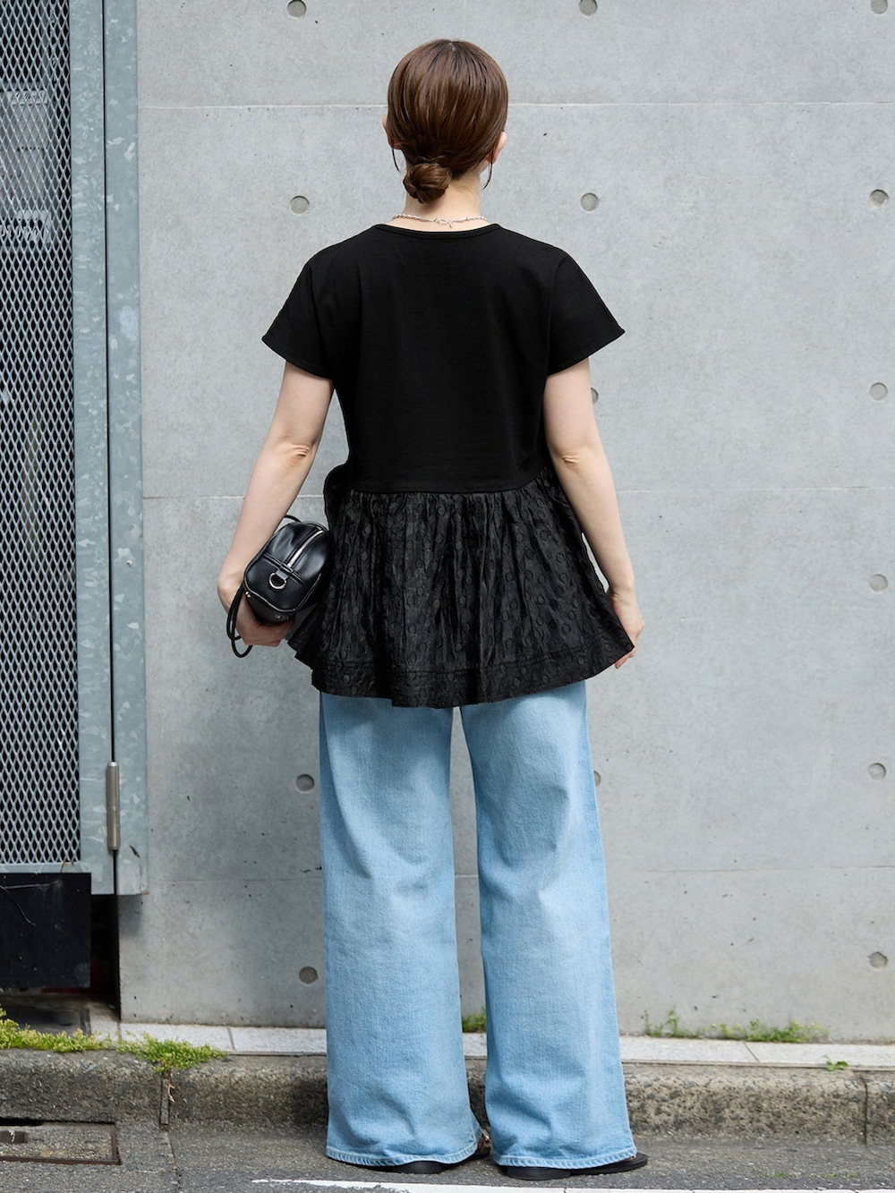 ブラック系のTシャツ/カットソーを着用したレディースの春コーディネートの3枚目の写真