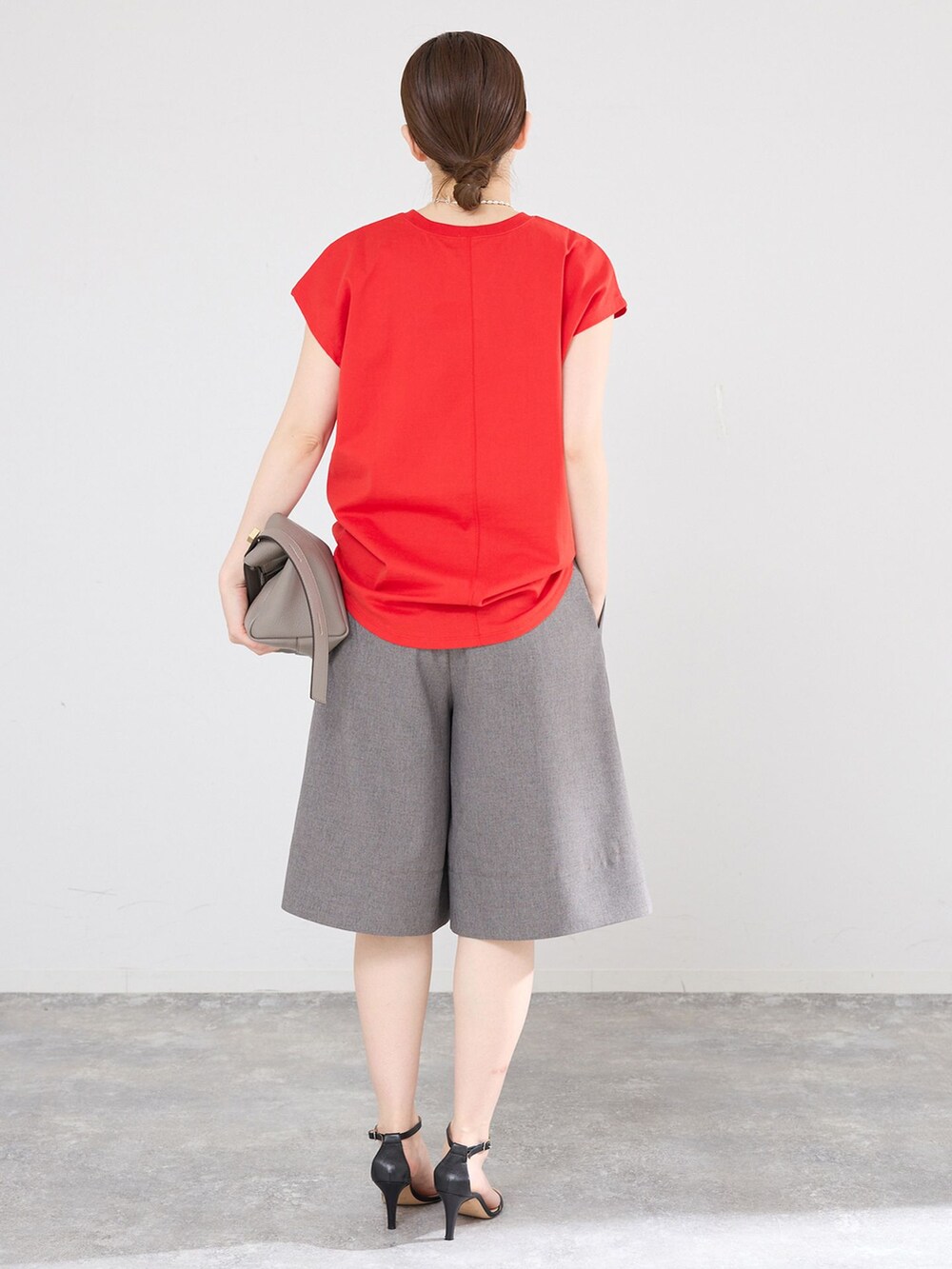 ブラウン系のその他パンツ、レッド系のTシャツ/カットソーを着用したレディースの春コーディネートの3枚目の写真