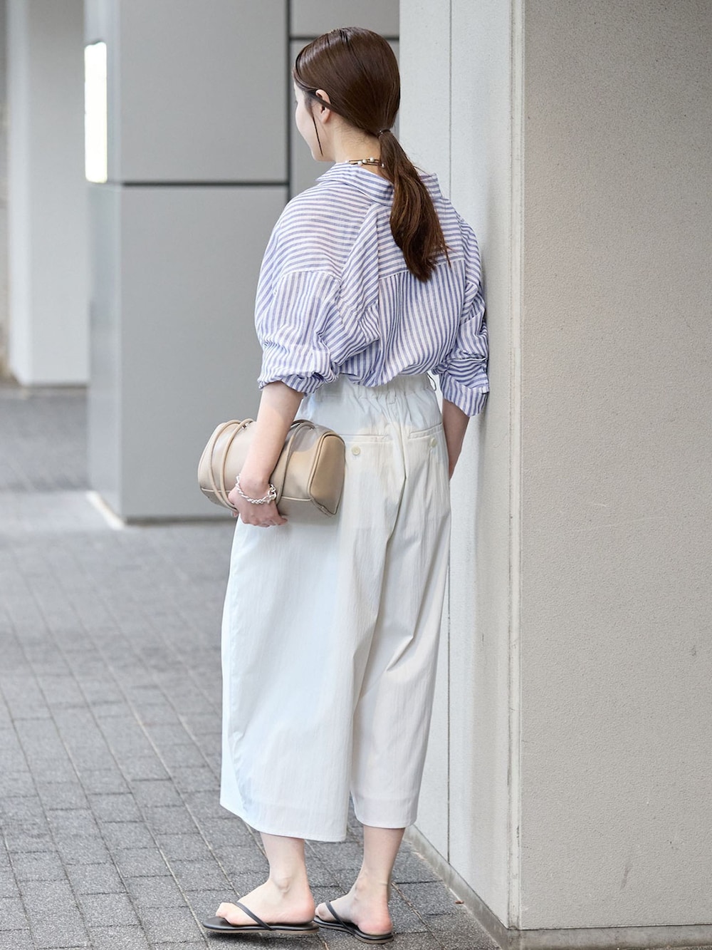 ホワイト系のその他パンツ、ブルー系のシャツ/ブラウス、ブラック系のサンダルを着用したレディースの夏コーディネートの3枚目の写真
