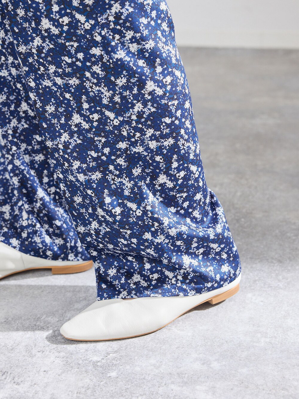 ホワイト系のその他シューズ、ブルー系のその他パンツ、ホワイト系のニット/セーターを着用したレディースの春コーディネートの6枚目の写真