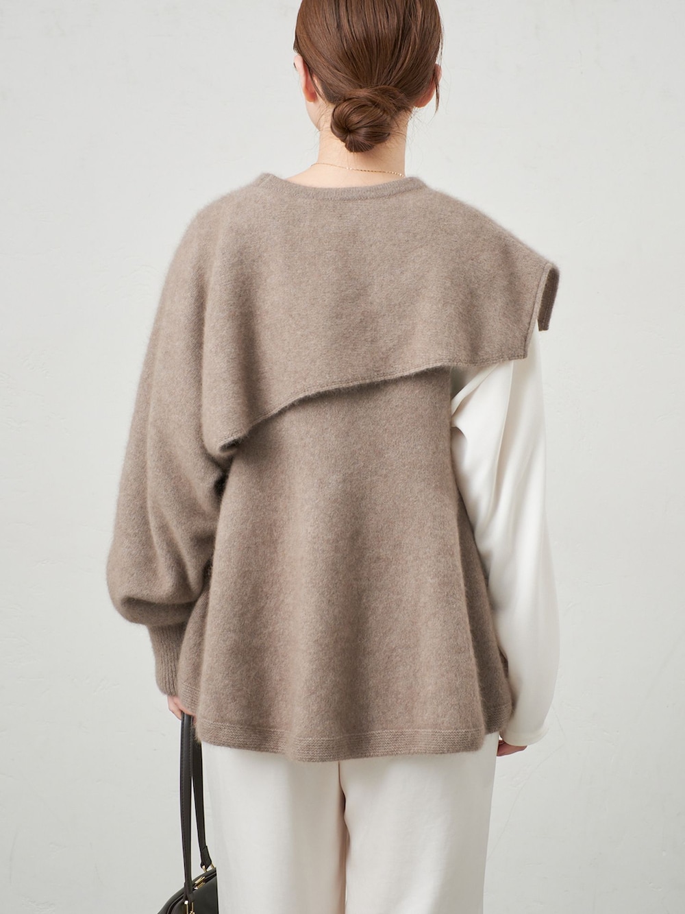 ホワイト系のその他パンツ、ブラウン系のニット/セーター、ブラウン系のニット/セーターを着用したレディースの秋コーディネートの6枚目の写真