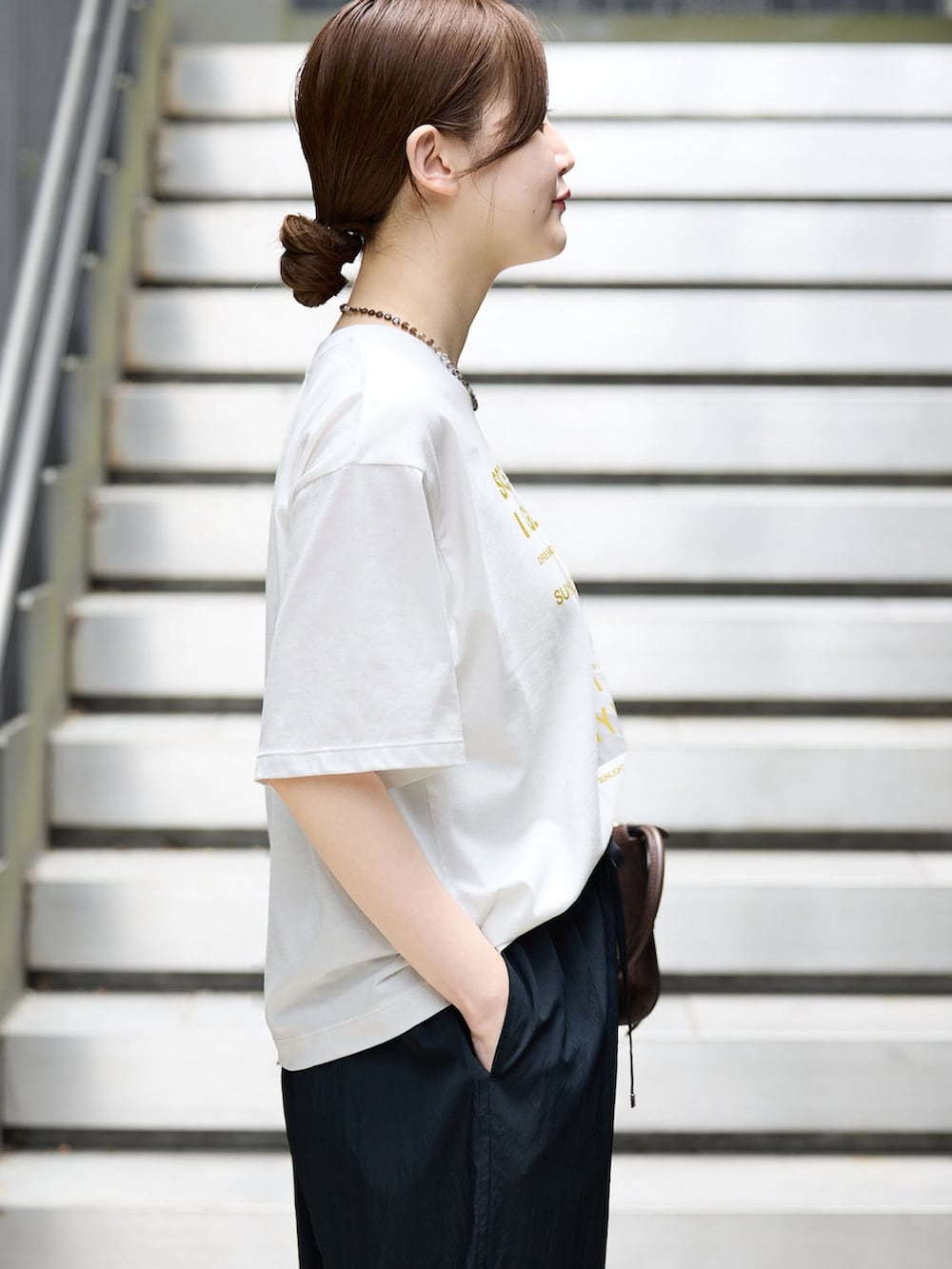 ブラック系のその他パンツ、イエロー系のTシャツ/カットソーを着用したレディースの秋コーディネートの5枚目の写真