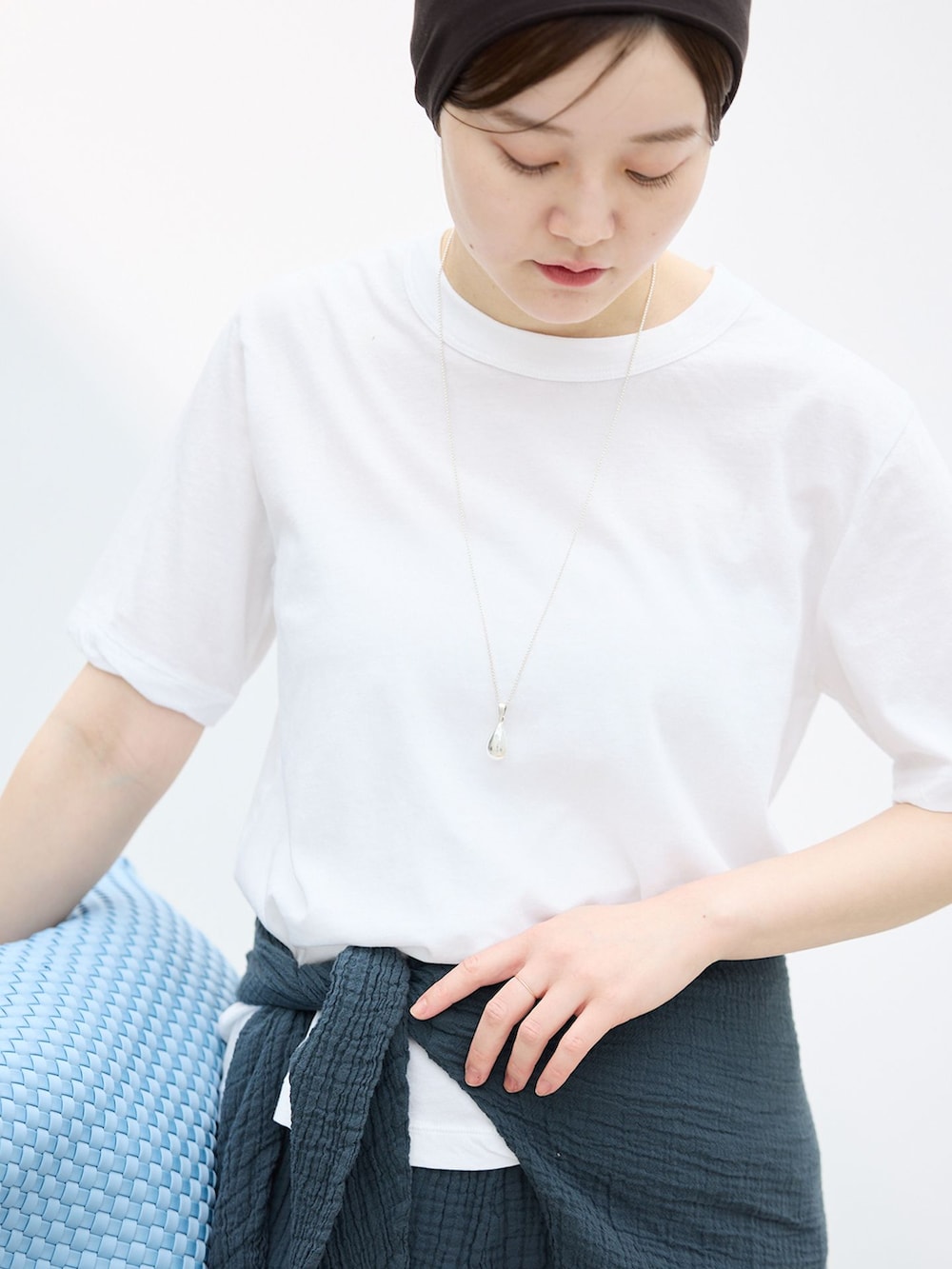 ブラック系のシャツ/ブラウス、ホワイト系のTシャツ/カットソー、ブルー系のトートバッグを着用したレディースの春コーディネートの3枚目の写真