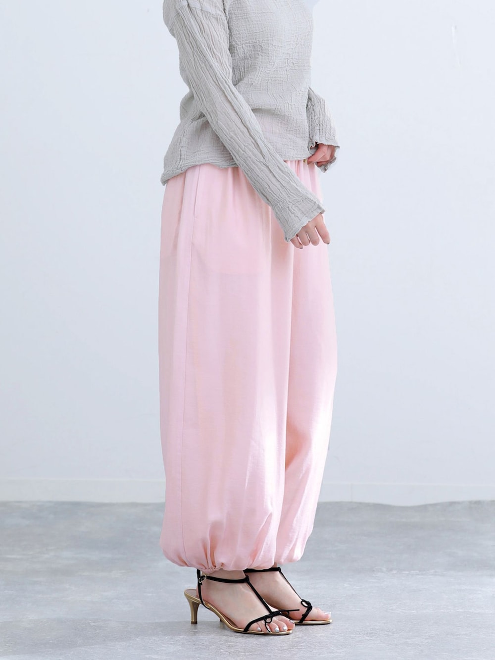ピンク系のその他パンツ、グレー系のシャツ/ブラウス、ブラック系のサンダルを着用したレディースの春コーディネートの7枚目の写真