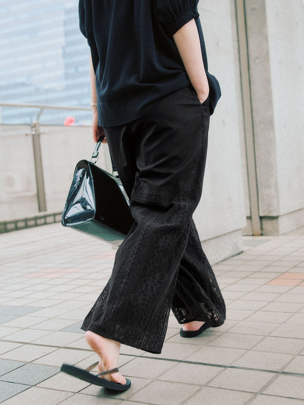 ブラック系のその他パンツ、ブラック系のニット/セーターを着用したレディースの夏コーディネートの3枚目の写真
