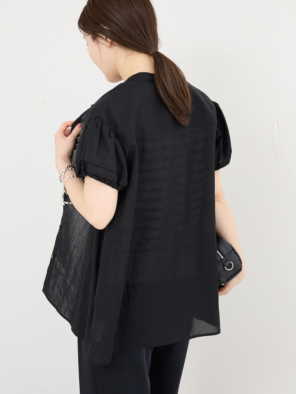 ブラック系のその他パンツ、ブラック系のシャツ/ブラウス、ブラック系のニット/セーターを着用したレディースの春コーディネートの5枚目の写真