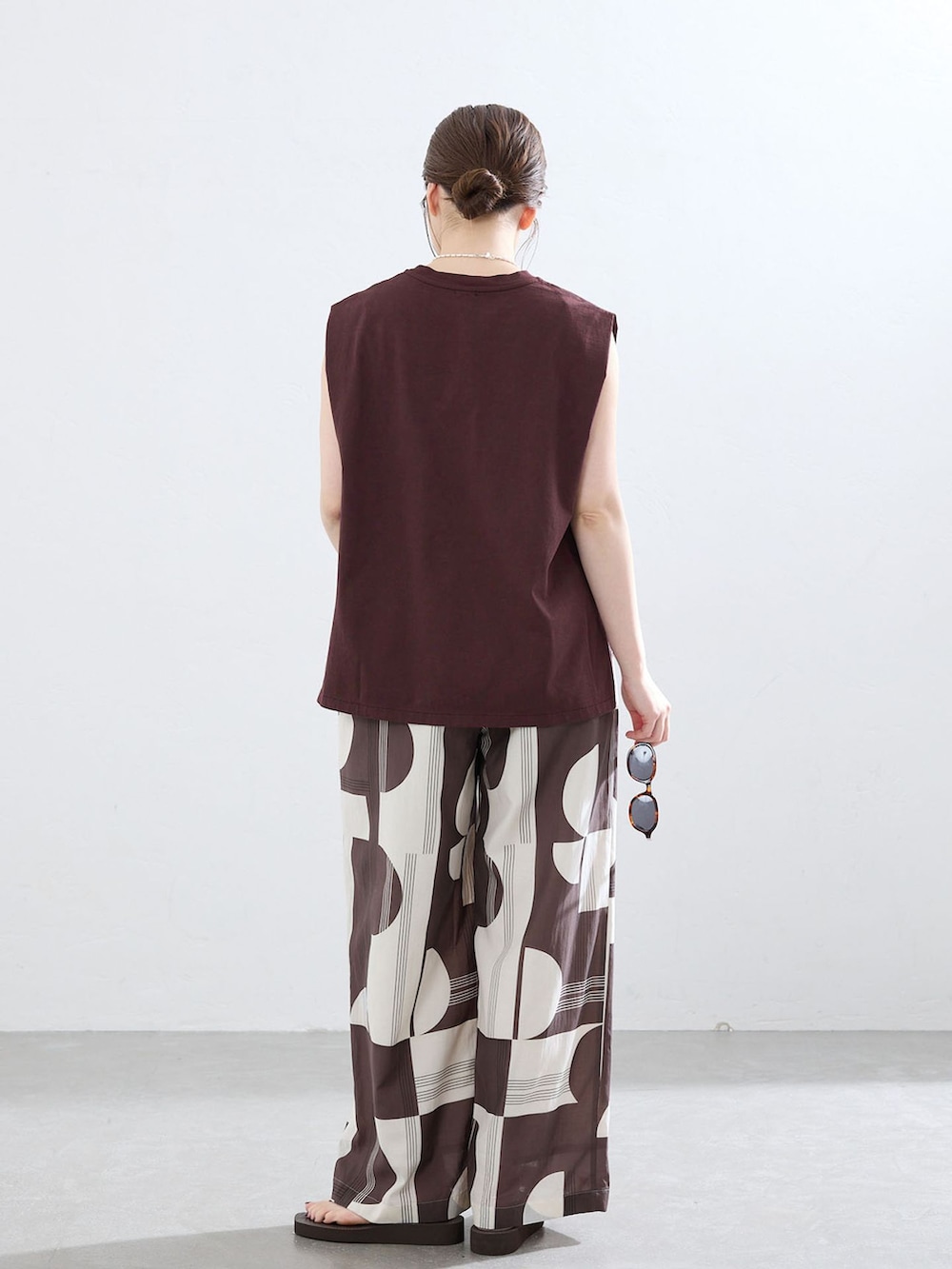 ブラウン系のその他パンツ、ブラウン系のTシャツ/カットソー、ブラウン系のサンダルを着用したレディースの春コーディネートの2枚目の写真