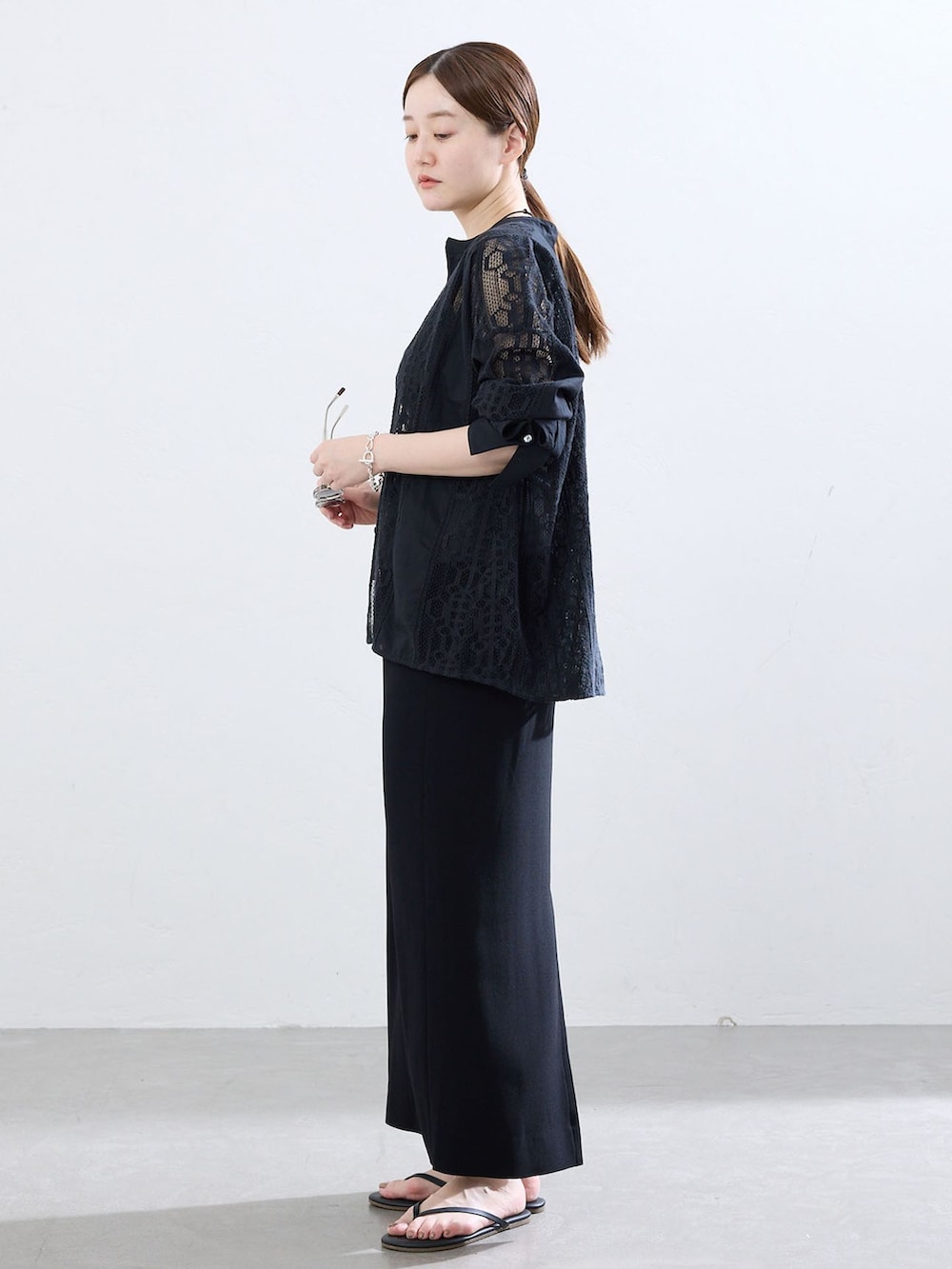 ブラック系のシャツ/ブラウス、ブラック系のスカート、ブラック系のサンダルを着用したレディースの夏コーディネートの2枚目の写真