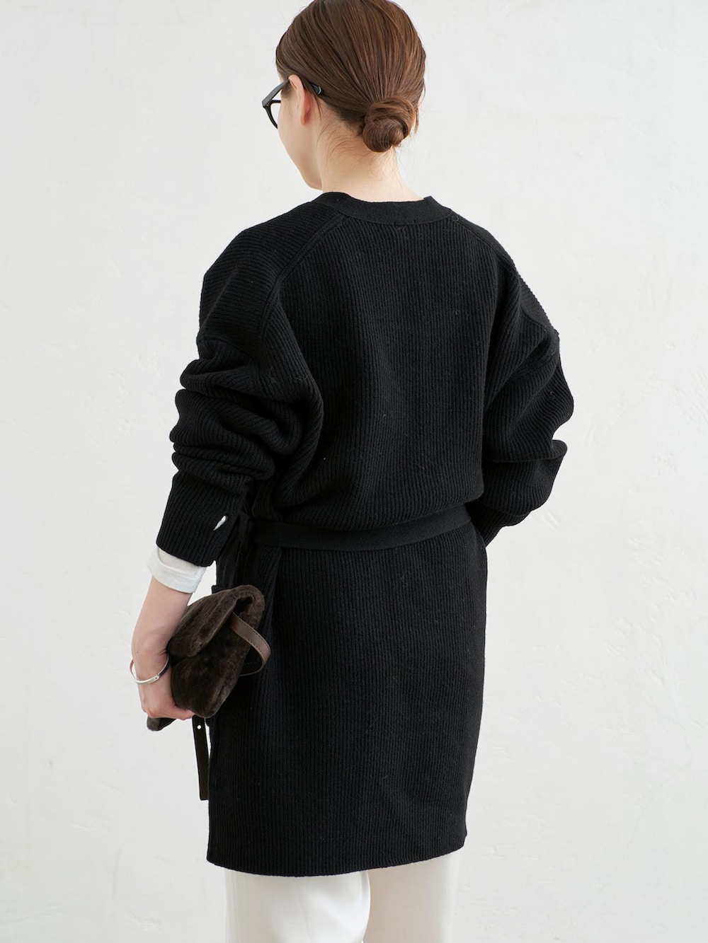 ホワイト系のその他パンツ、ホワイト系のTシャツ/カットソー、ブラック系のその他シューズを着用したレディースの秋コーディネートの5枚目の写真