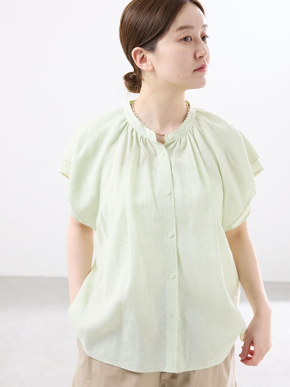 ベージュ系のその他パンツ、グリーン系のシャツ/ブラウス、ホワイト系のサンダルを着用したレディースの春コーディネートの4枚目の写真