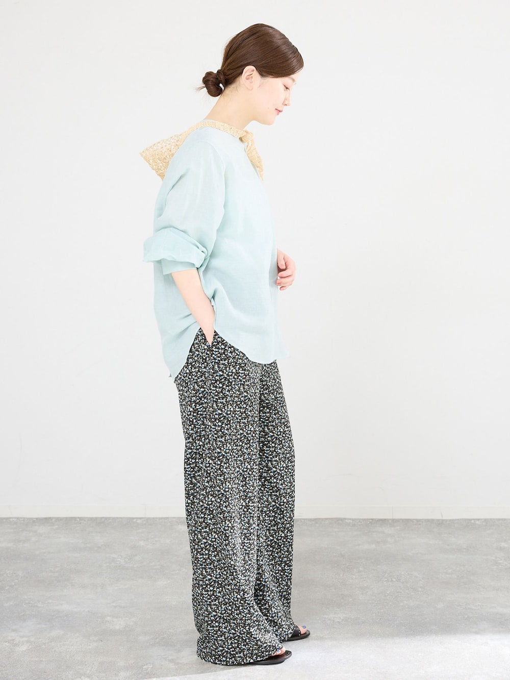 ブラック系のその他パンツ、グリーン系のシャツ/ブラウス、ホワイト系のバンダナ/スカーフを着用したレディースの春コーディネートの2枚目の写真