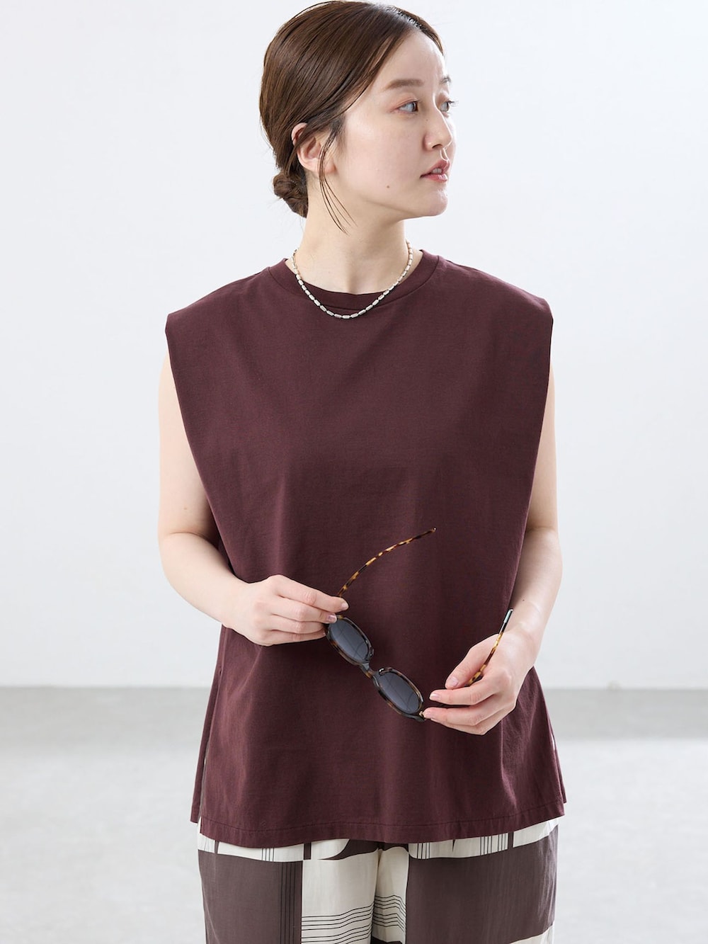 ブラウン系のその他パンツ、ブラウン系のTシャツ/カットソー、ブラウン系のサンダルを着用したレディースの春コーディネートの3枚目の写真