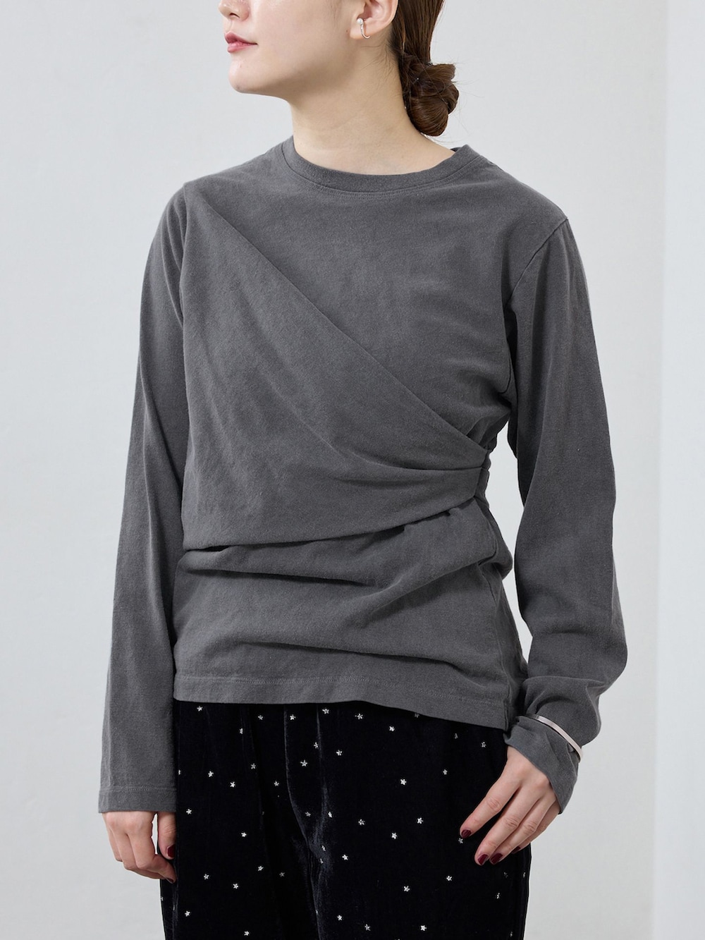 ブラック系のその他パンツ、グレー系のTシャツ/カットソー、ブラック系のその他シューズを着用したレディースの秋コーディネートの4枚目の写真