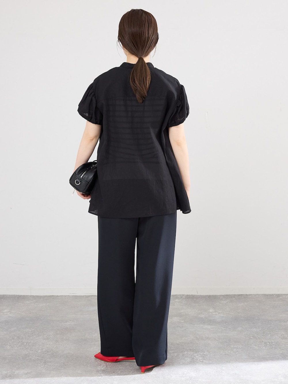 ブラック系のその他パンツ、ブラック系のシャツ/ブラウス、ブラック系のニット/セーターを着用したレディースの春コーディネートの3枚目の写真