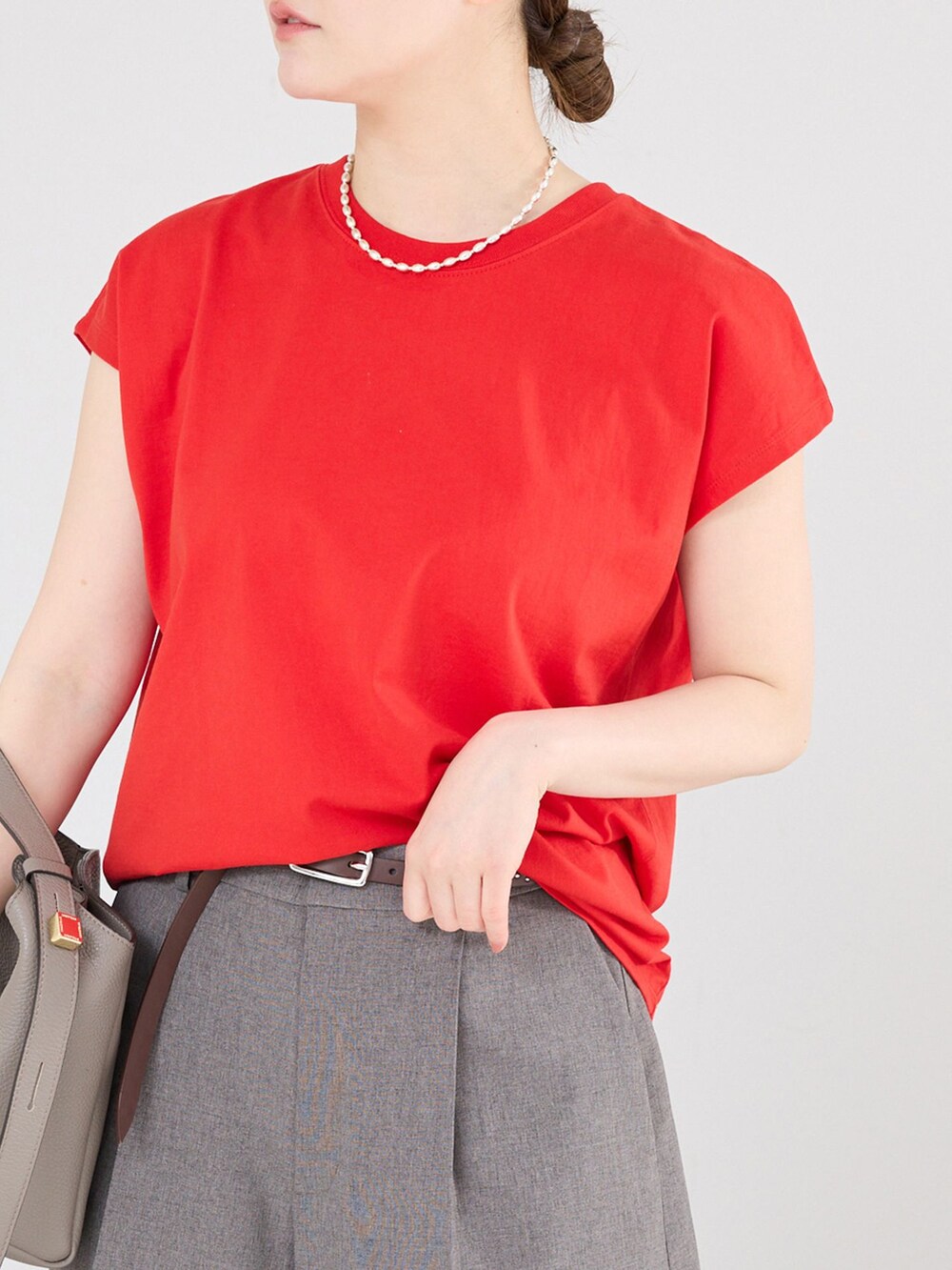 ブラウン系のその他パンツ、レッド系のTシャツ/カットソーを着用したレディースの春コーディネートの6枚目の写真