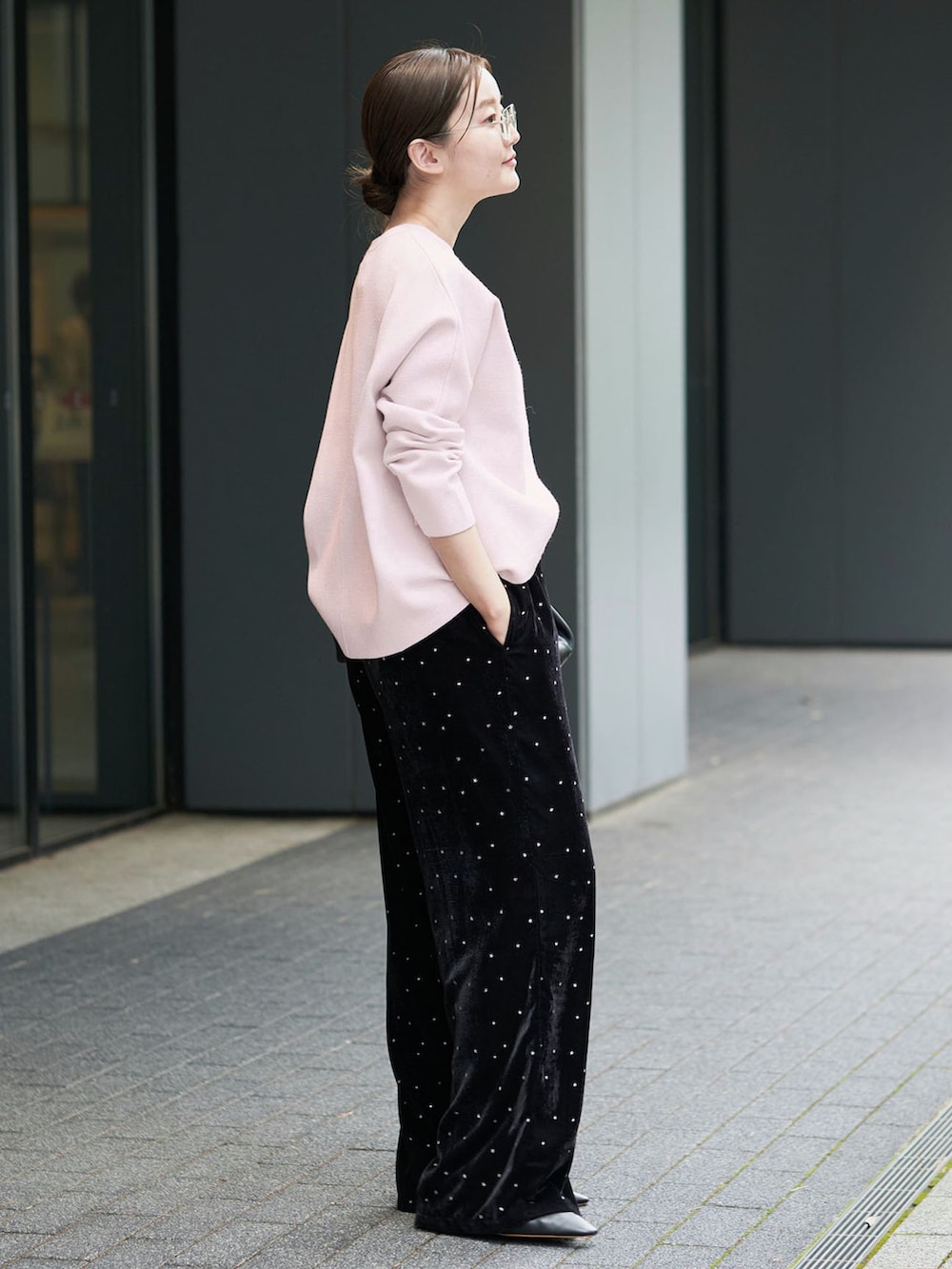 ブラック系のその他パンツ、ピンク系のニット/セーター、ブラック系のハンドバッグを着用したレディースの秋コーディネートの2枚目の写真