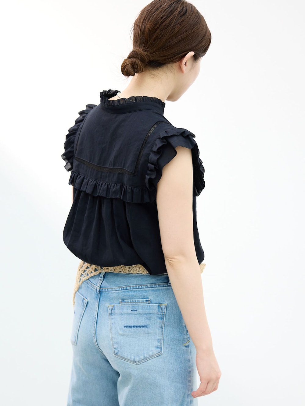 ブルー系のデニムパンツ、レッド系のパンプス、ホワイト系のバンダナ/スカーフを着用したレディースの春コーディネートの5枚目の写真