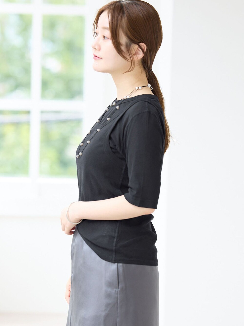 グレー系のその他パンツ、ブラック系のTシャツ/カットソー、シルバー系のサンダルを着用したレディースの夏コーディネートの5枚目の写真