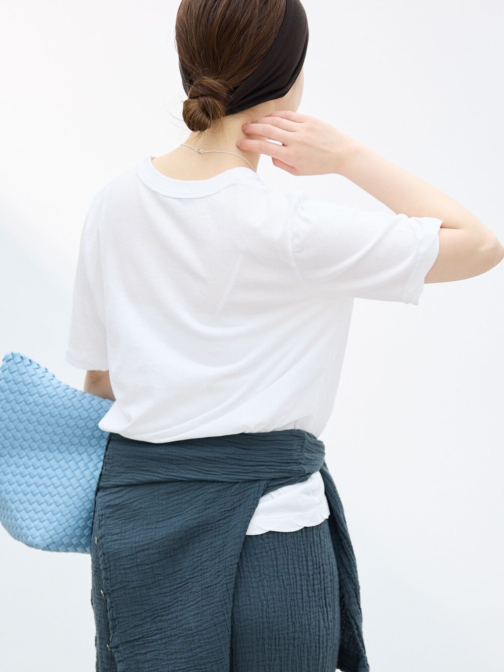 ブラック系のシャツ/ブラウス、ホワイト系のTシャツ/カットソー、ブルー系のトートバッグを着用したレディースの春コーディネートの5枚目の写真