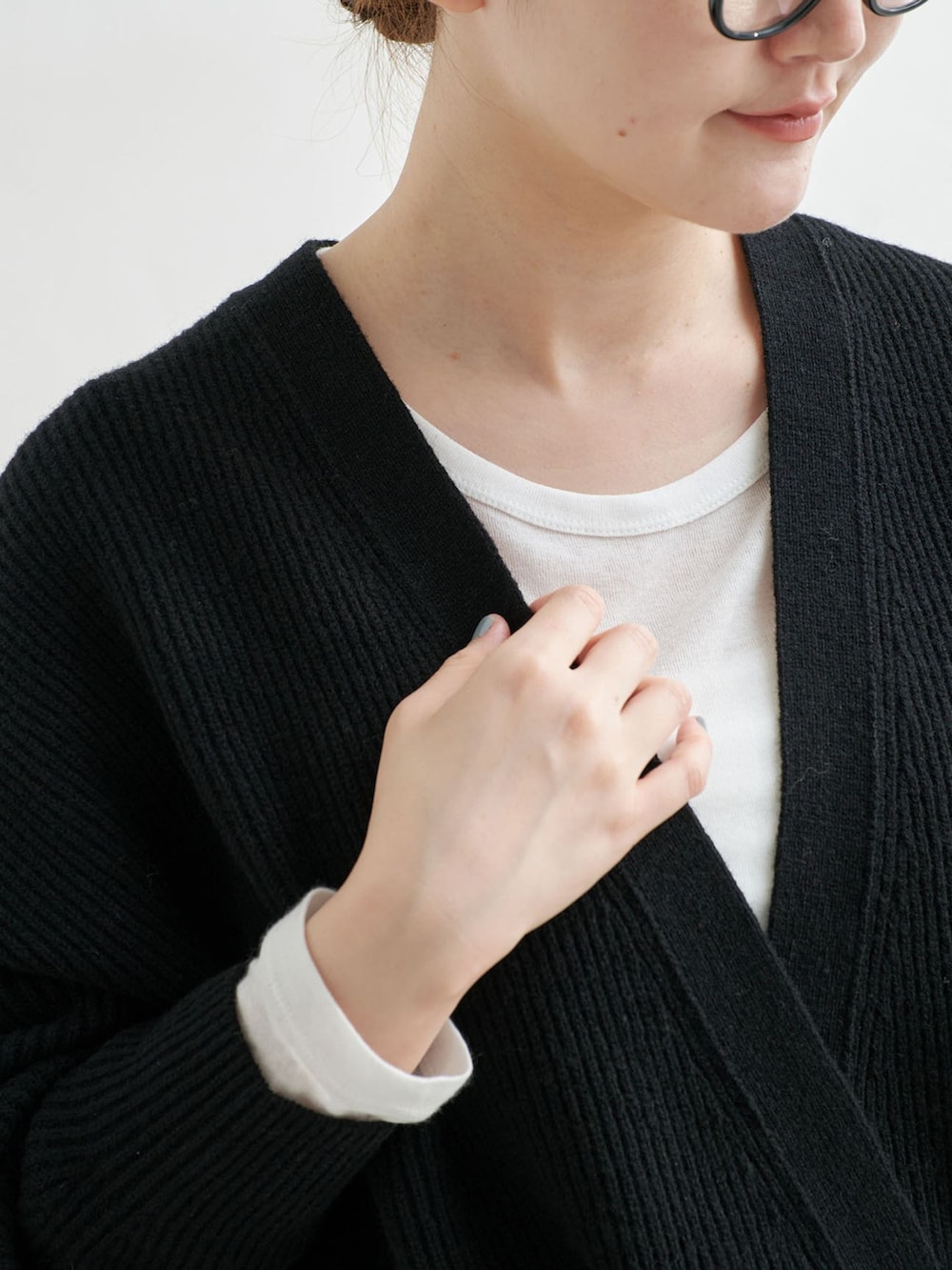 ホワイト系のその他パンツ、ホワイト系のTシャツ/カットソー、ブラック系のその他シューズを着用したレディースの秋コーディネートの7枚目の写真