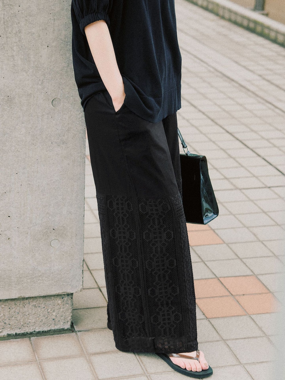 ブラック系のその他パンツ、ブラック系のニット/セーターを着用したレディースの夏コーディネートの2枚目の写真